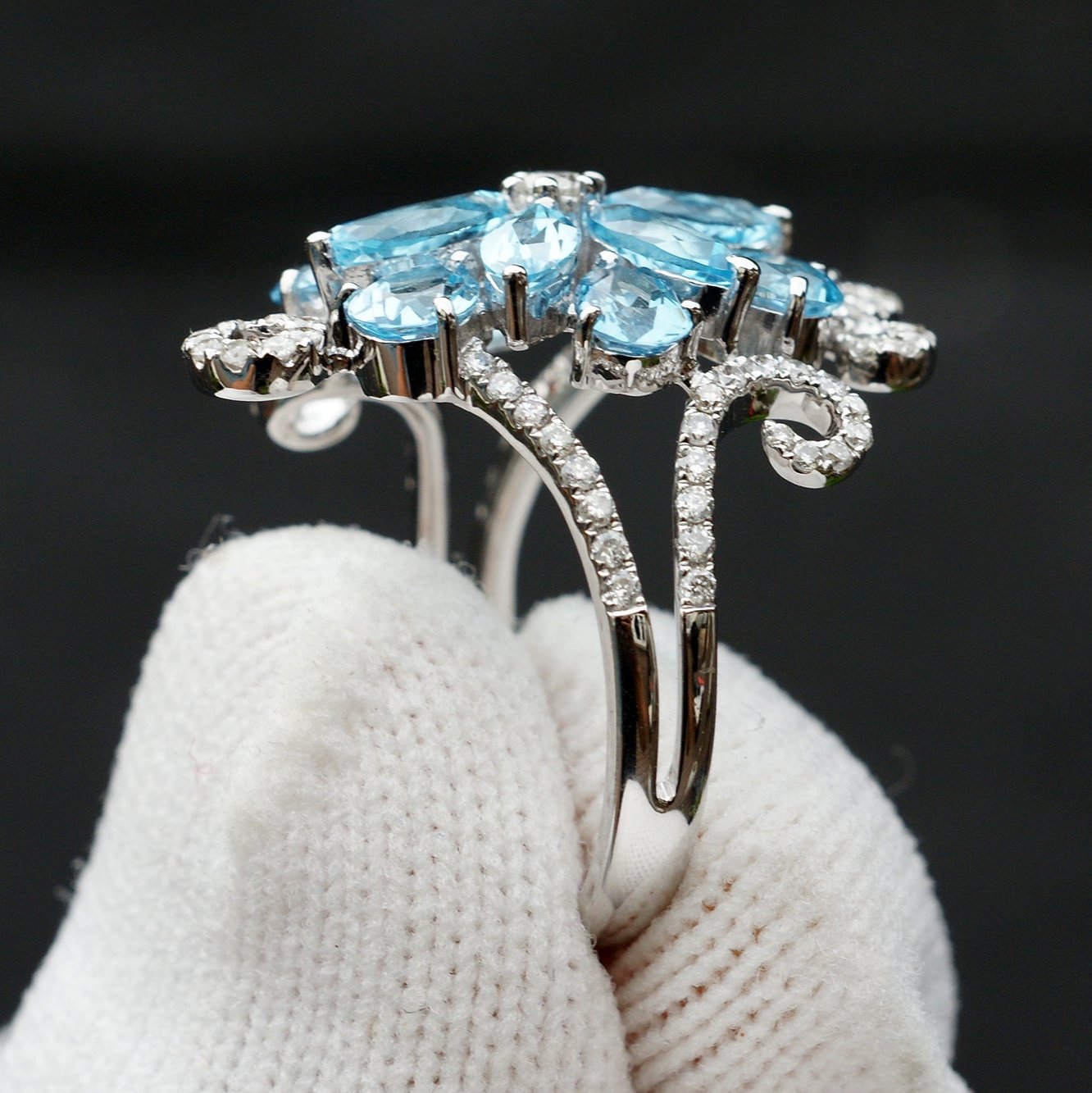 Blue topaz ring snowflake design with diamond in white gold fashion