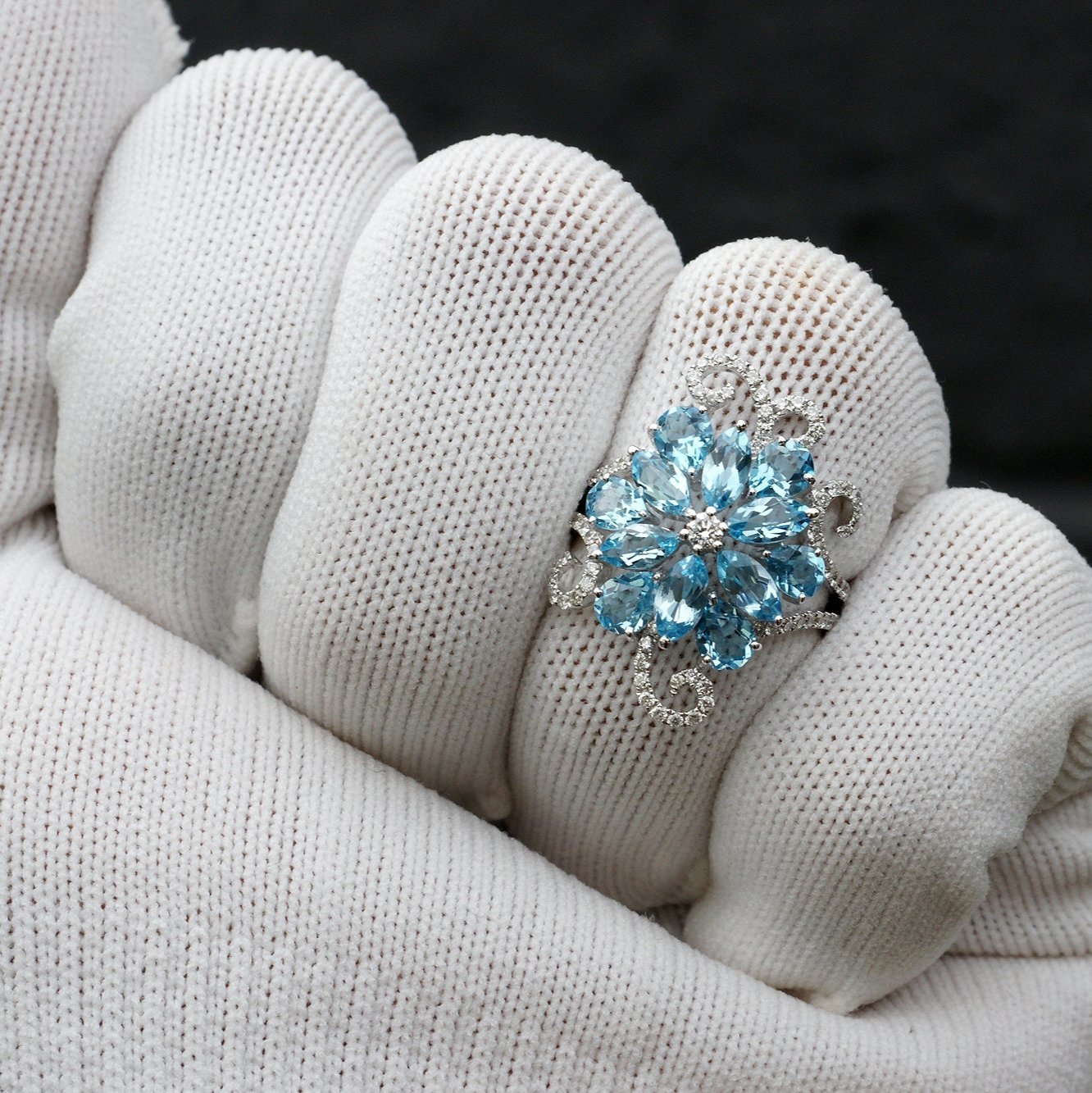 Blue topaz ring snowflake design with diamond in white gold fashion