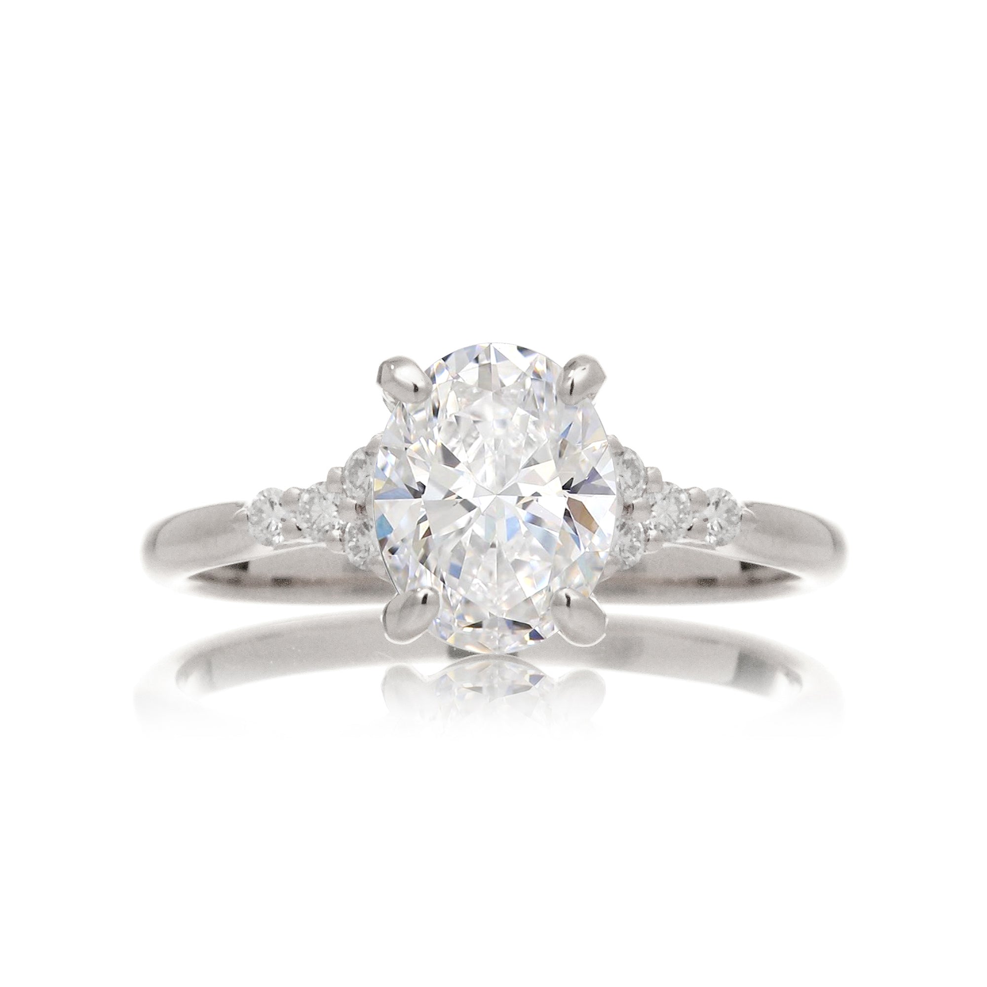 Oval diamond ring in white gold with side diamonds lab-grown - the Chloe ring