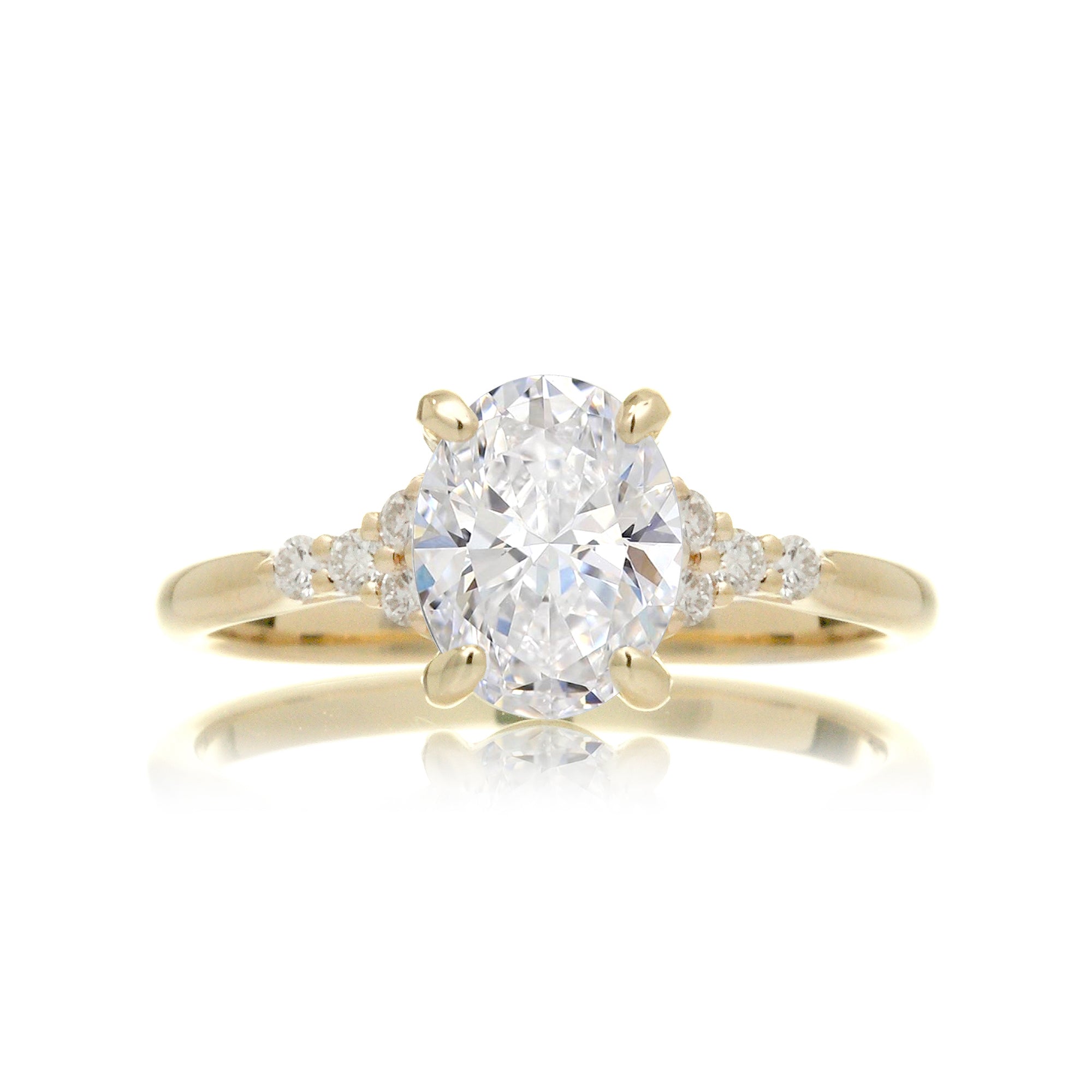Oval diamond ring in yellow gold with side diamonds lab-grown - the Chloe ring