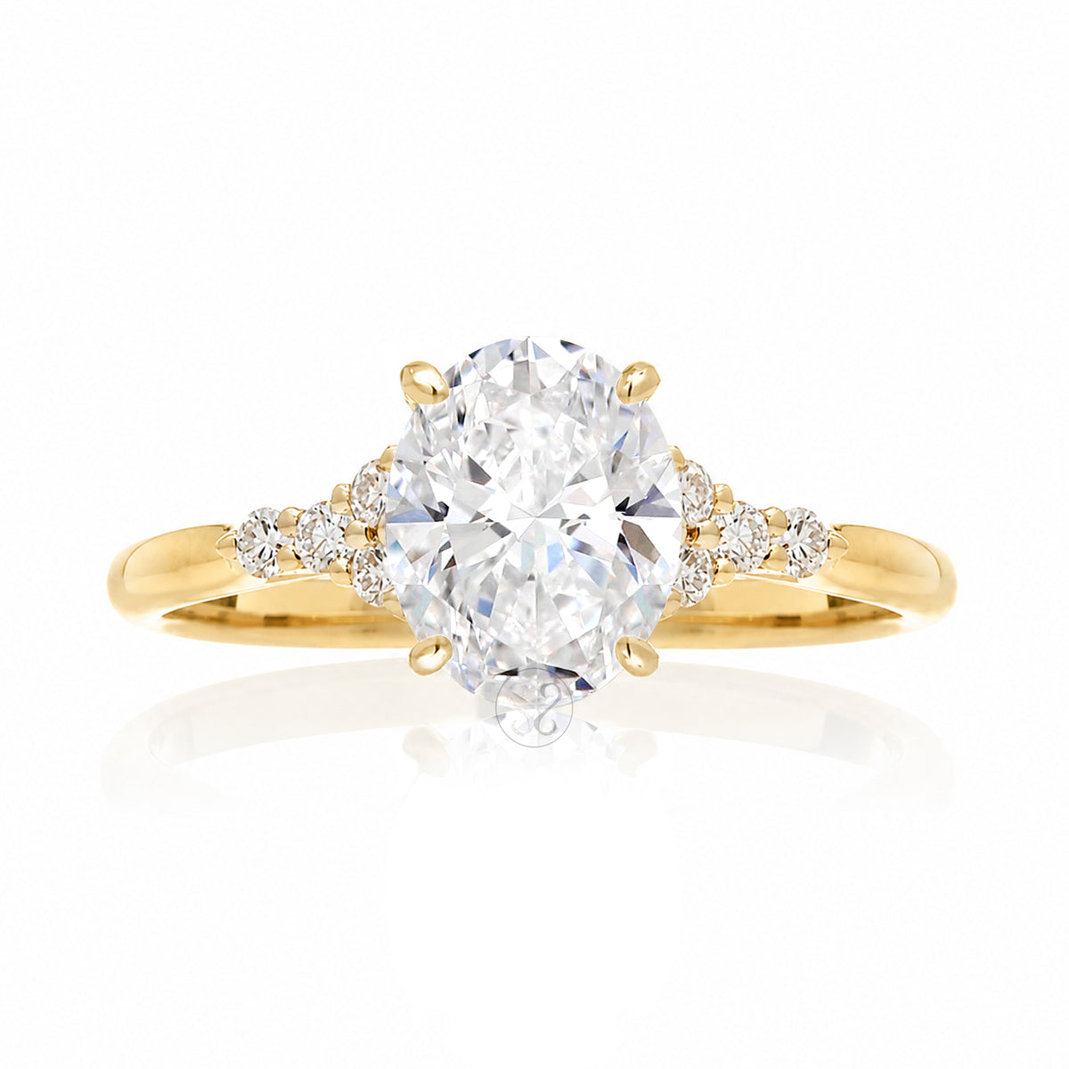 Oval diamond ring in yellow gold with side diamonds lab-grown - the Chloe ring