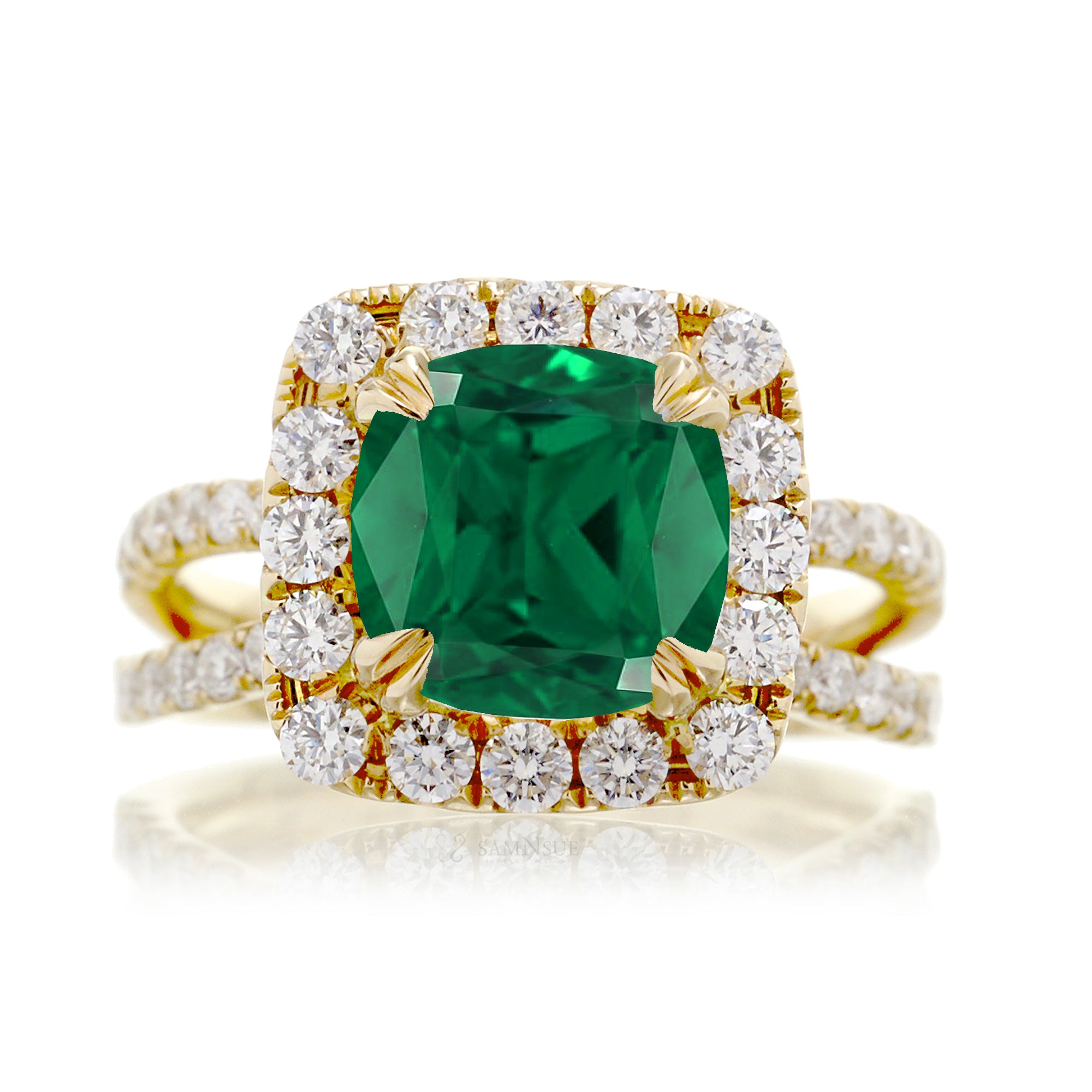 Cushion cut emerald diamond halo and splitband in yellow gold