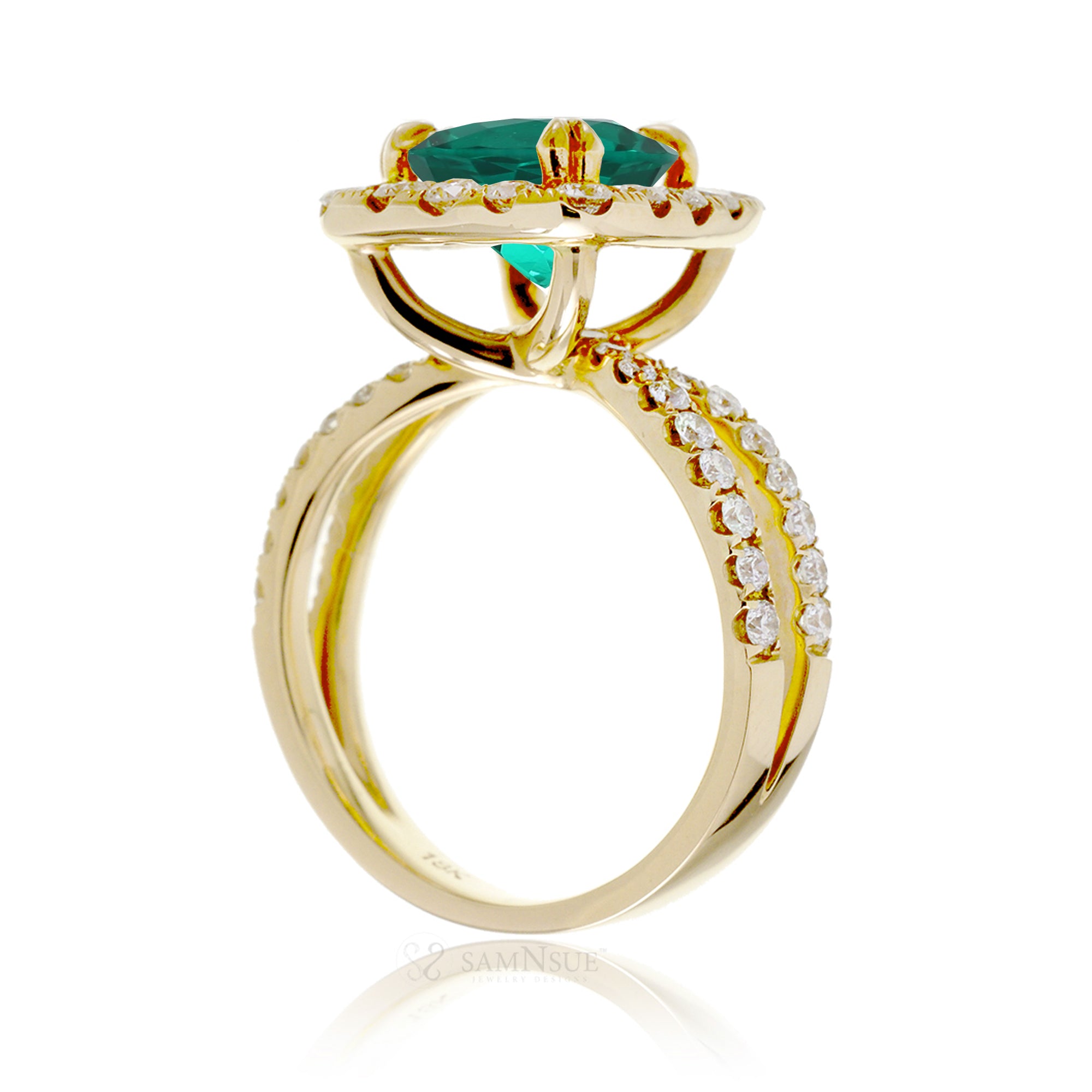 Cushion cut emerald diamond halo and splitband in yellow gold