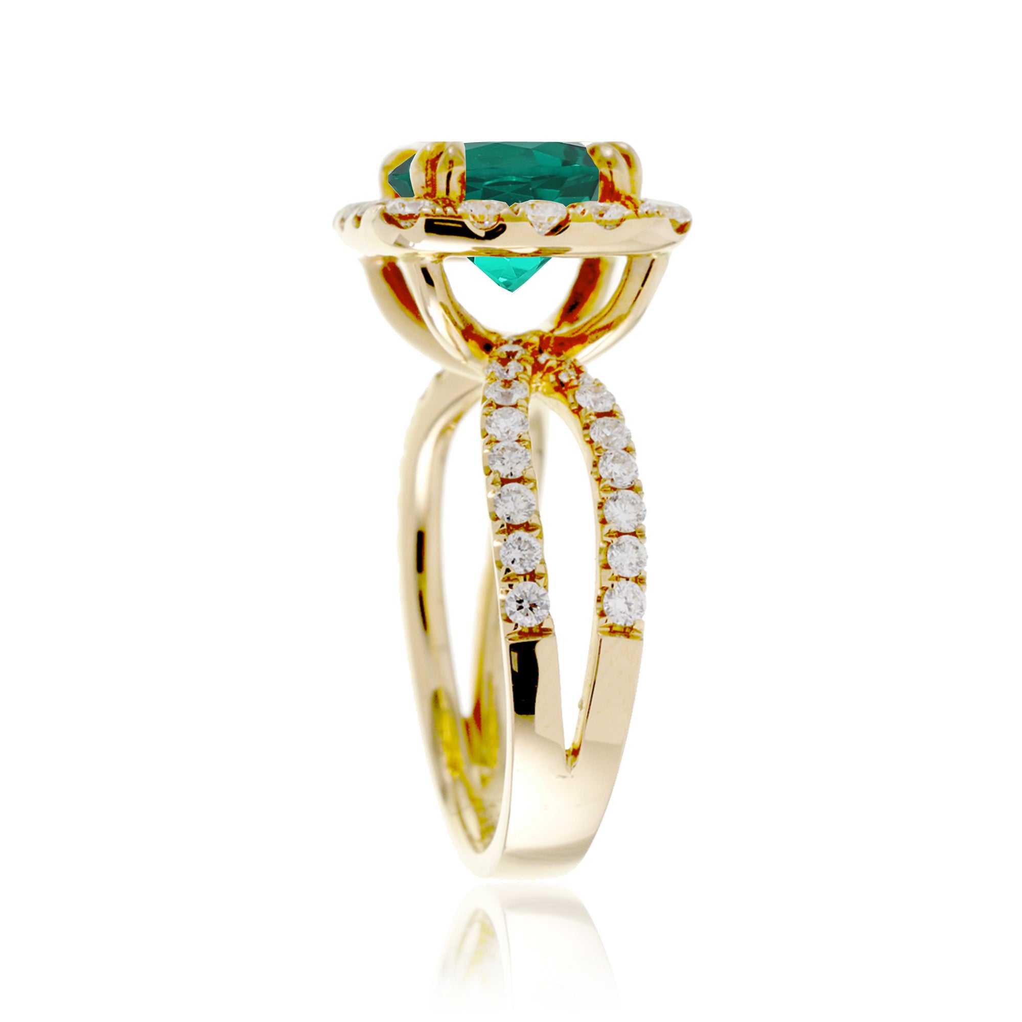 Cushion cut emerald diamond halo and splitband in yellow gold