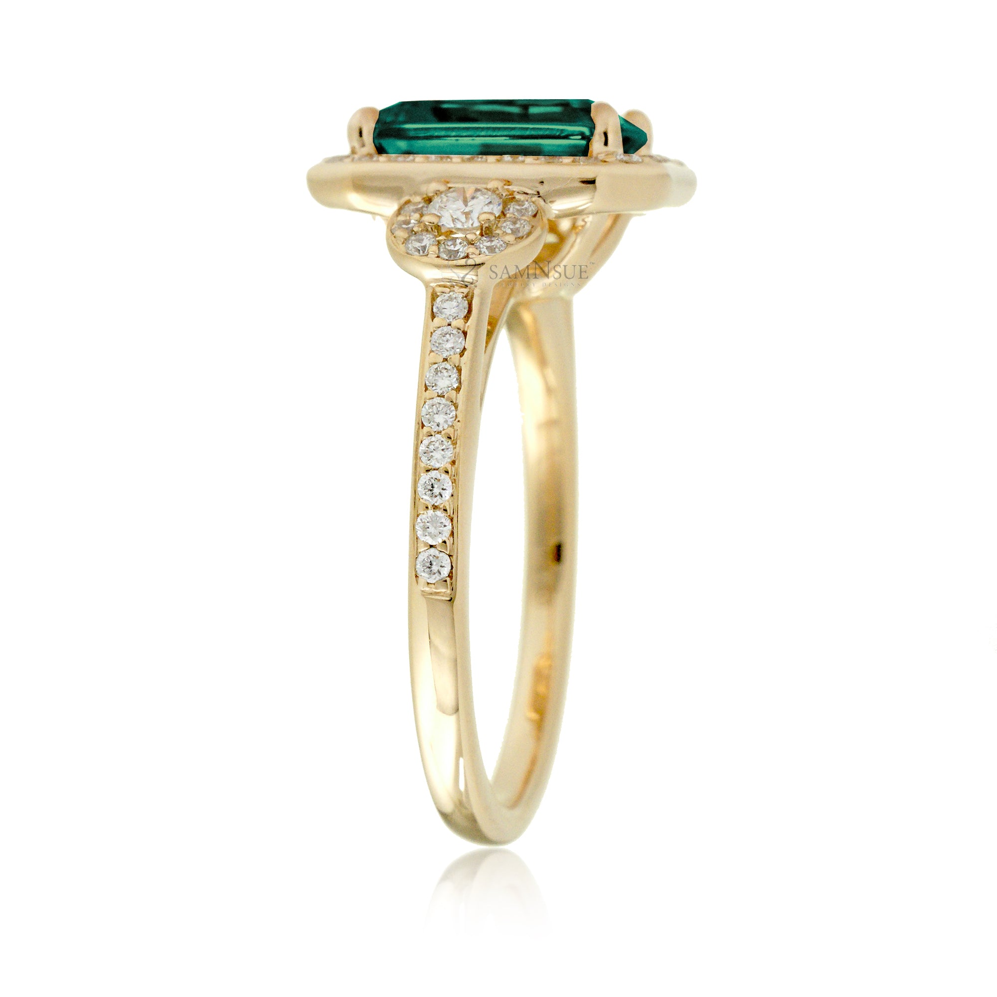 Elegant Emerald Engagement Ring – Halo Setting with Diamonds