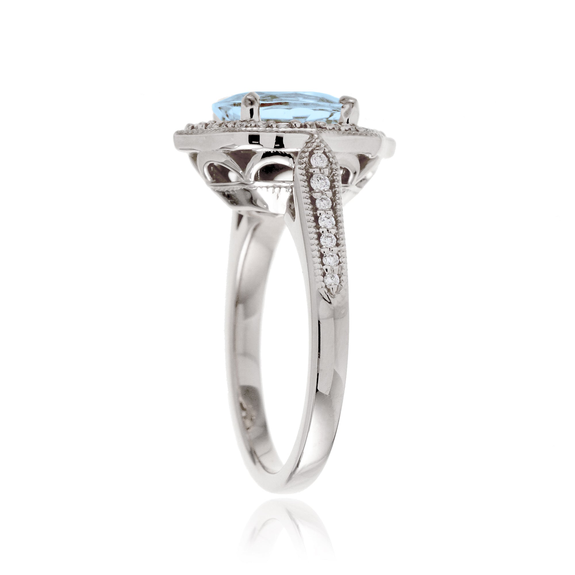 Elegant Oval Aquamarine and Diamond Ring in White Gold