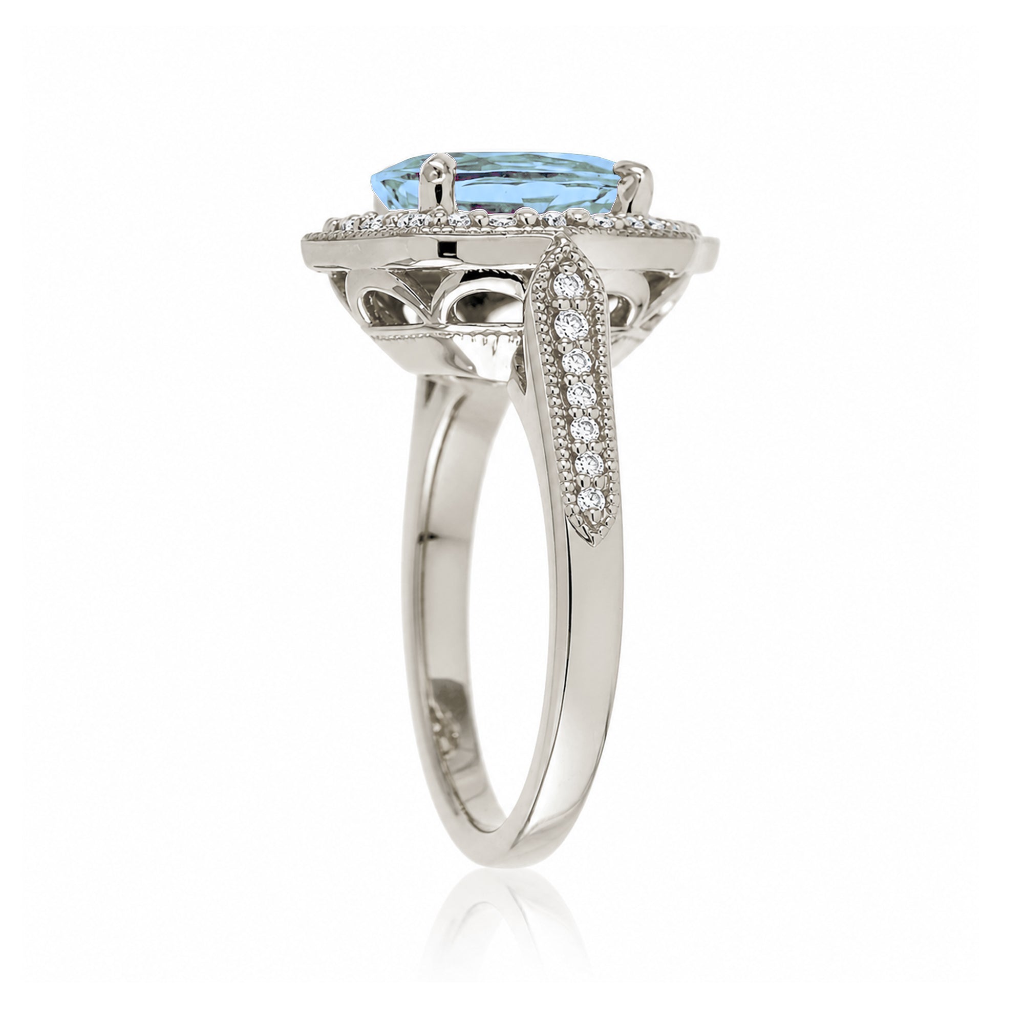 Elegant Oval Aquamarine and Diamond Ring in White Gold