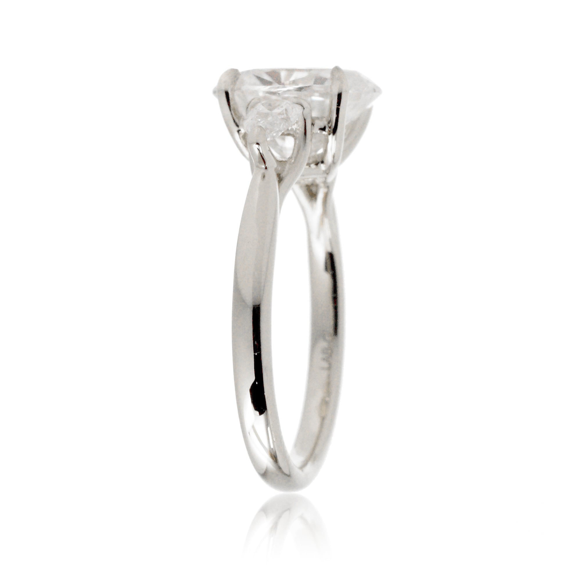 The Iris Oval Diamond Ring (Lab-grown)