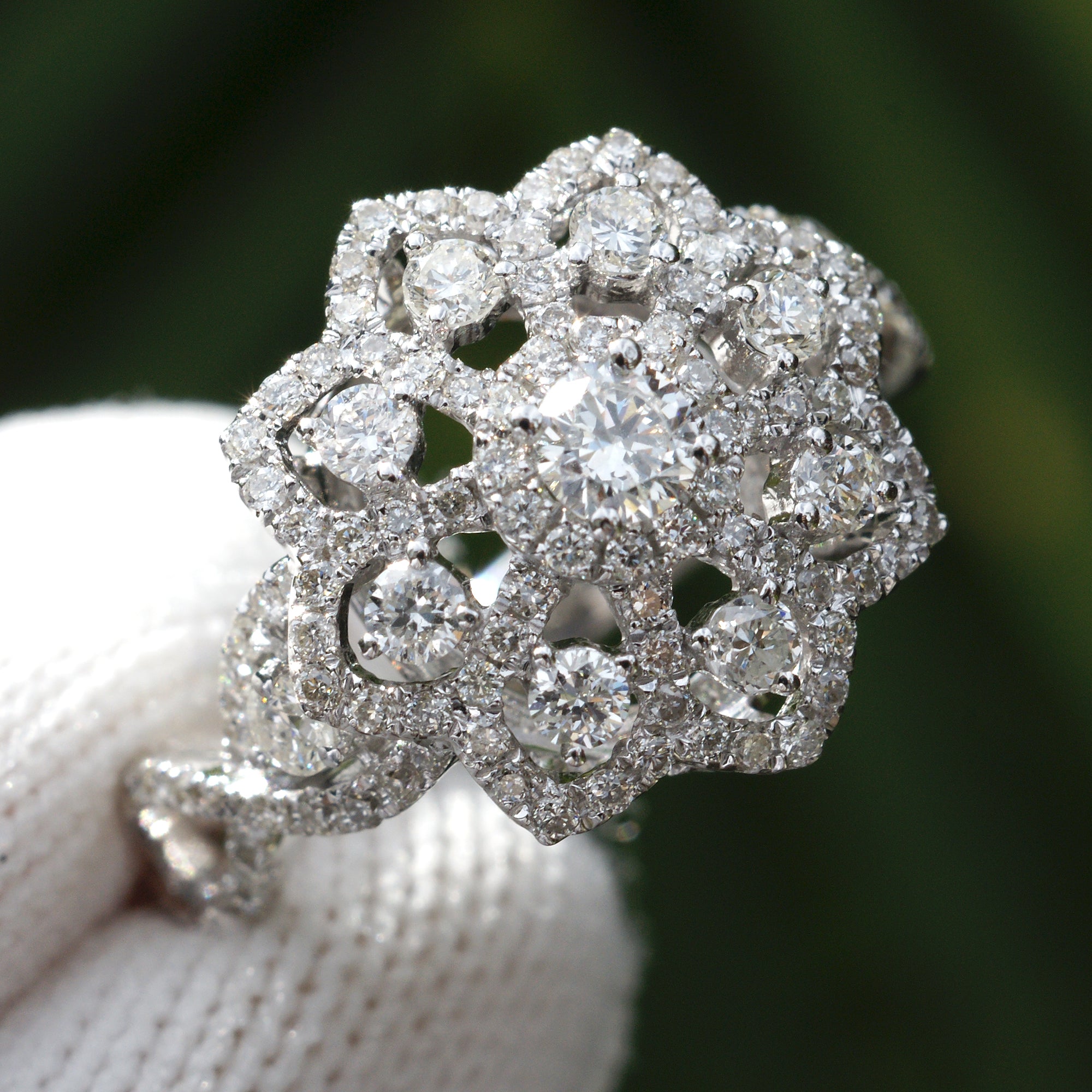 The Snow Flake Diamond Ring With Twist Band