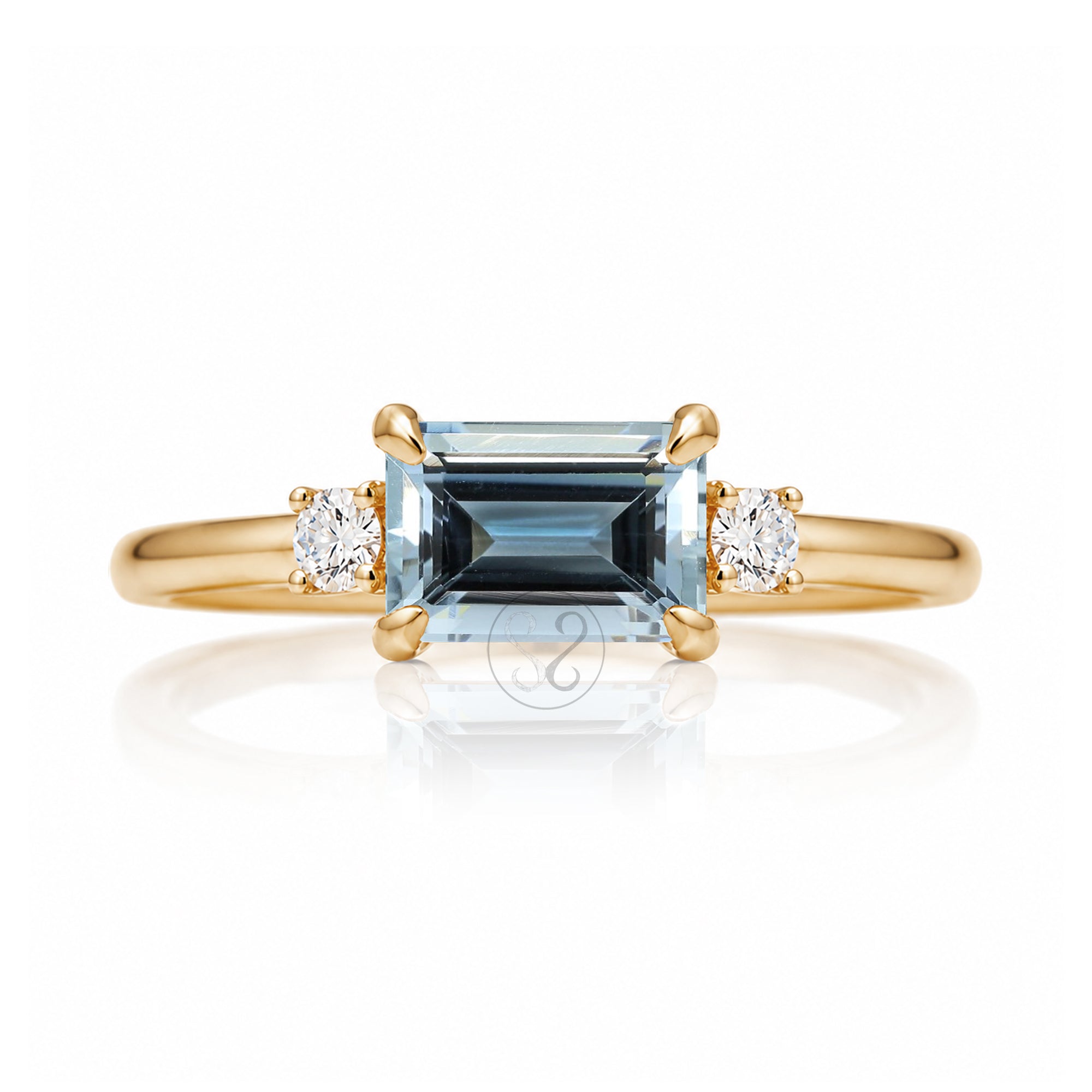 Aquamarine three stone east-west ring the Lena yellow gold
