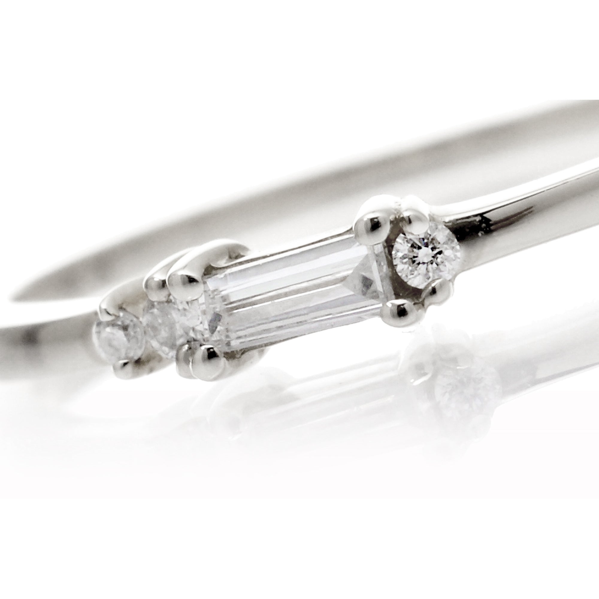 The Agnès Minimalist Diamond Band