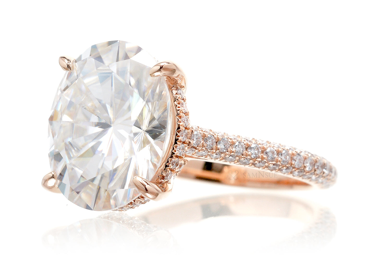 The Starlight Oval Moissanite