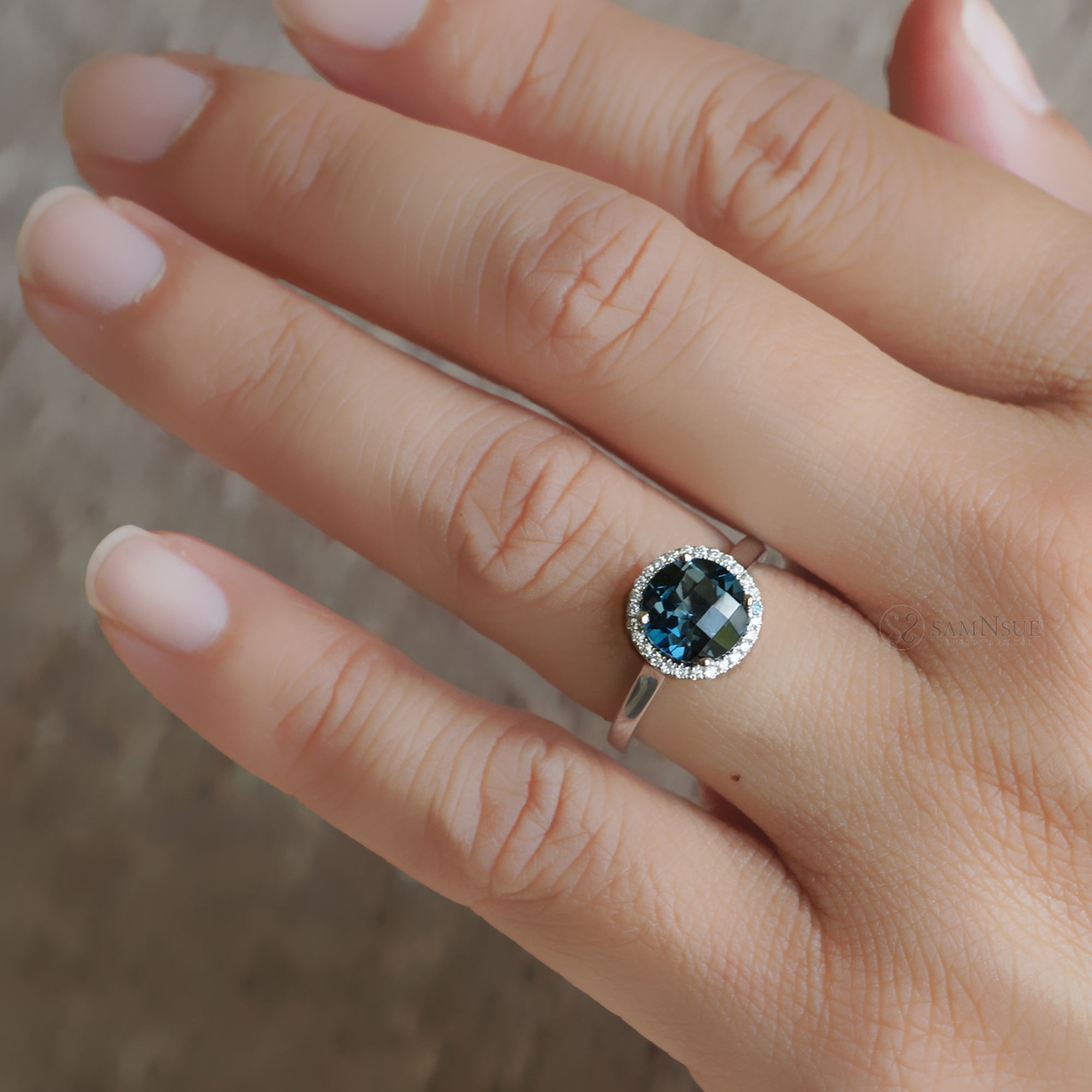The Ophelia Round London Blue Topaz (7mm)