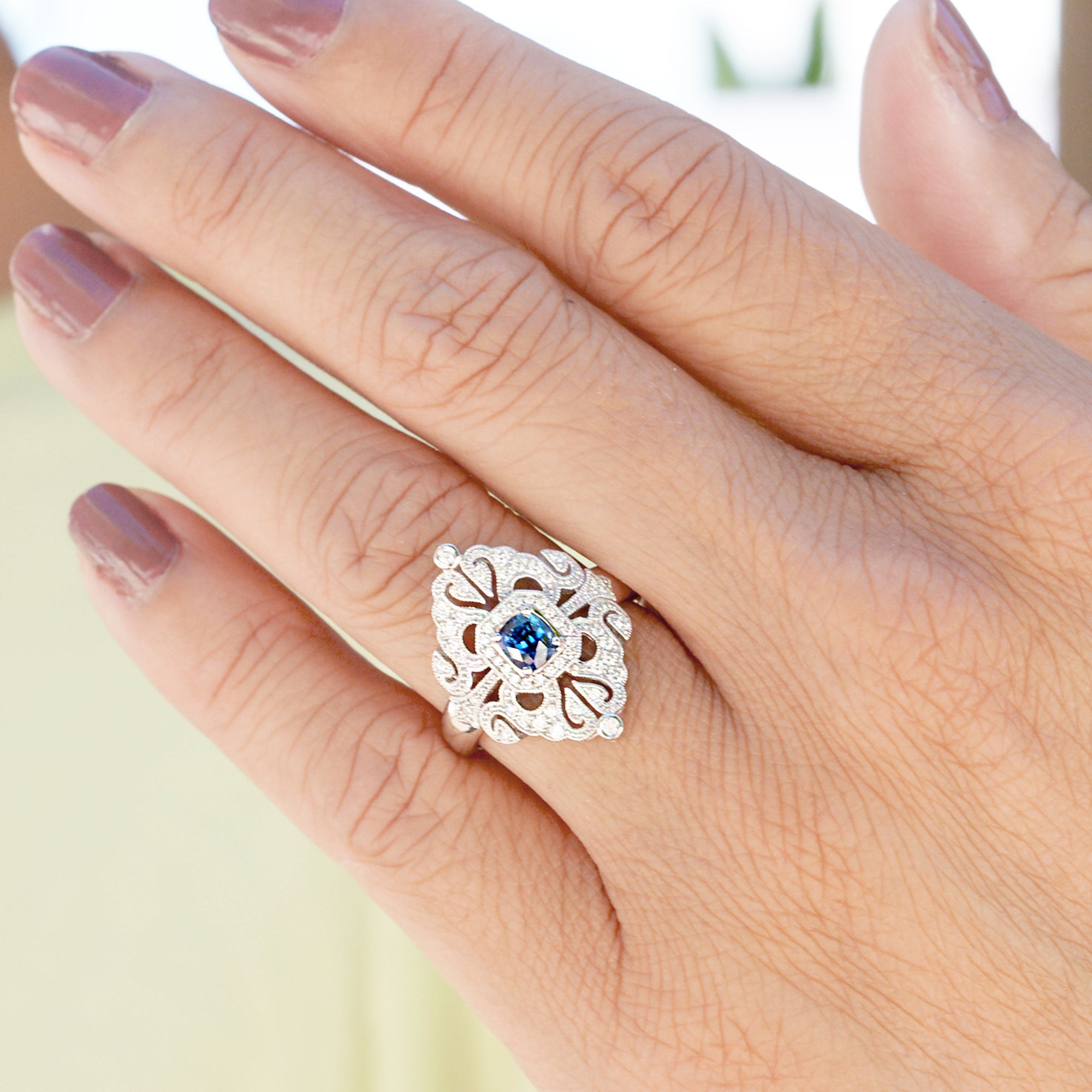 Blue sapphire vintage ring with diamond in white gold