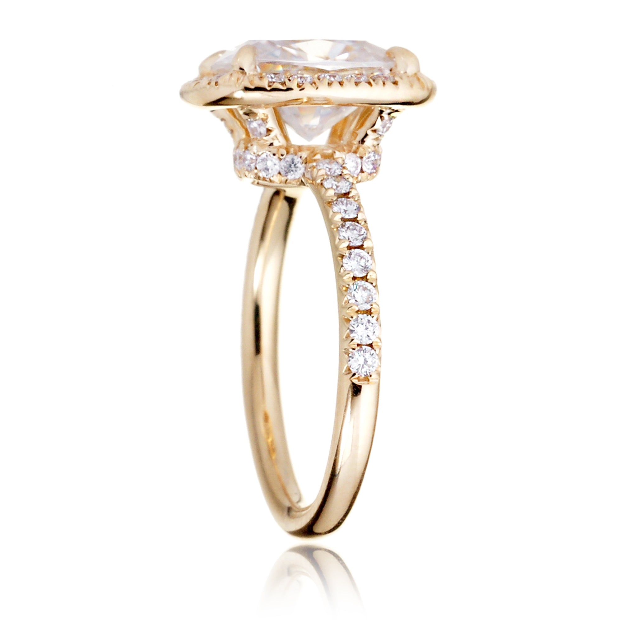 Cushion diamond and diamond halo ring with a diamond band in yellow gold - the drenched