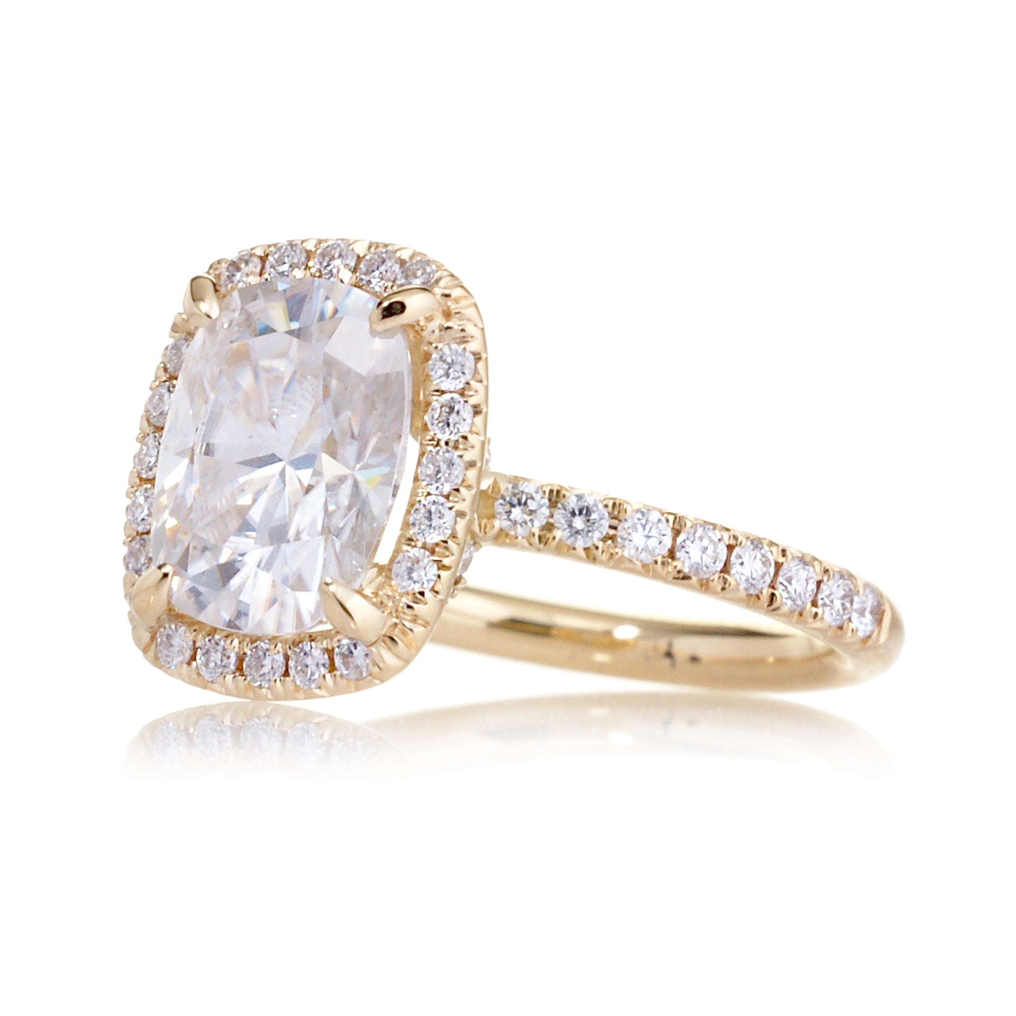 Cushion diamond and diamond halo ring with a diamond band in yellow gold - the drenched