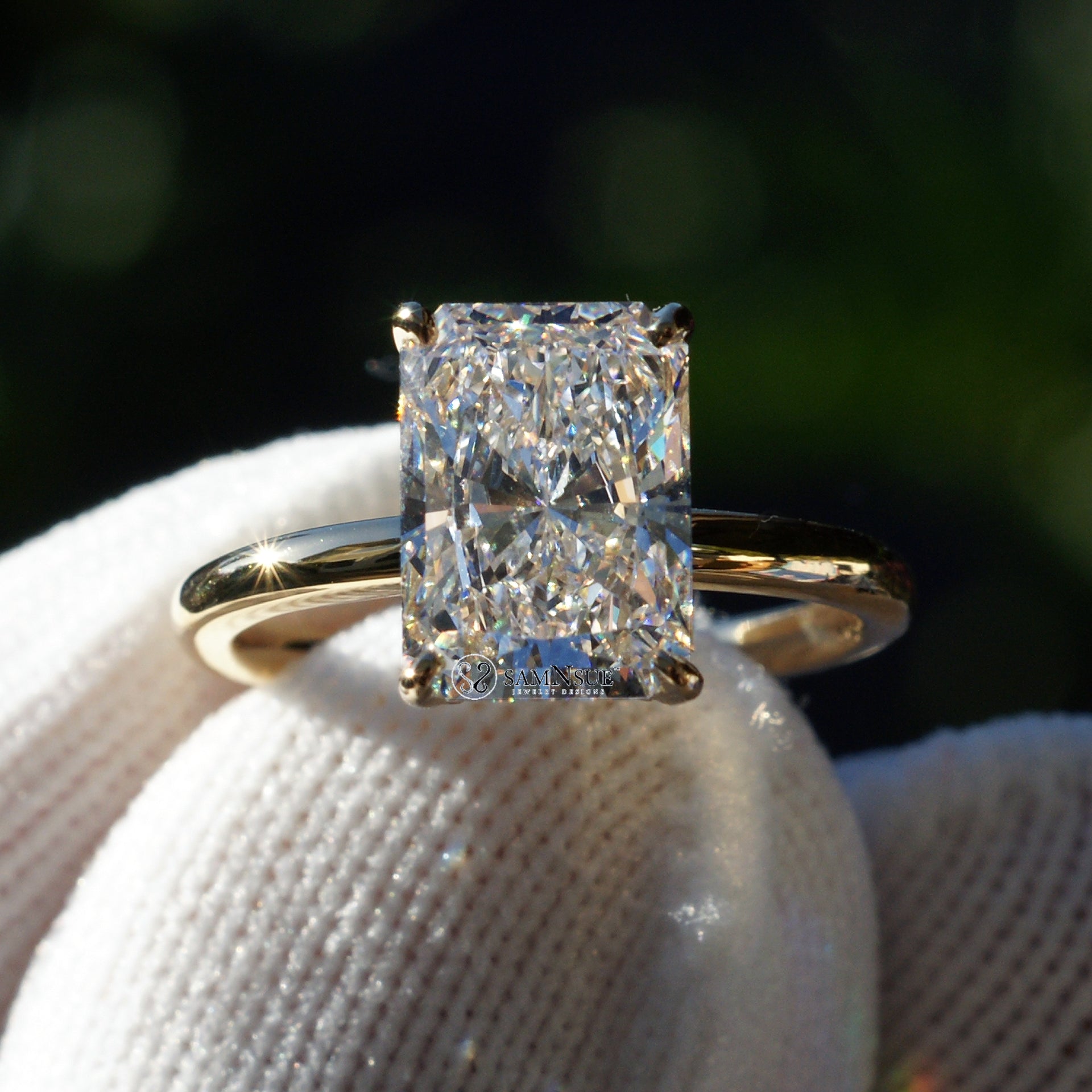 The Lucy Radiant Cut Diamond Ring (E VVS2 18k yellow gold Diamond (LAB)