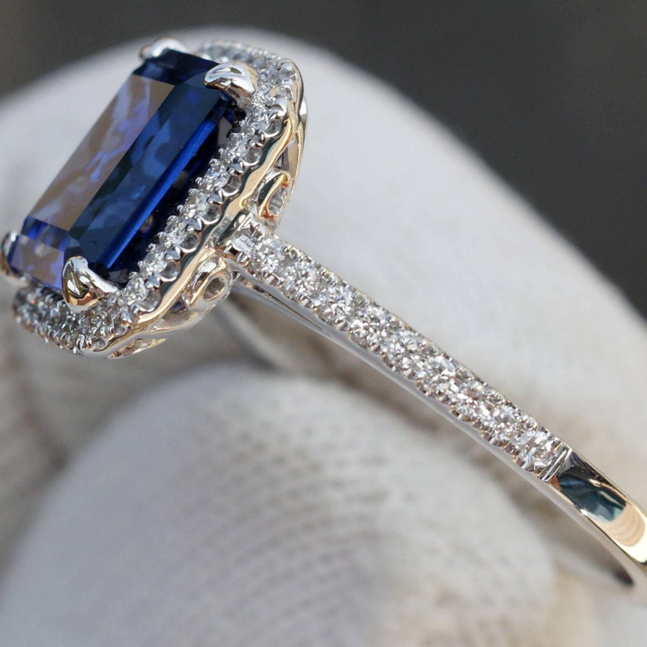 The Signature Emerald Cut Sapphire 9x7mm Platinum
