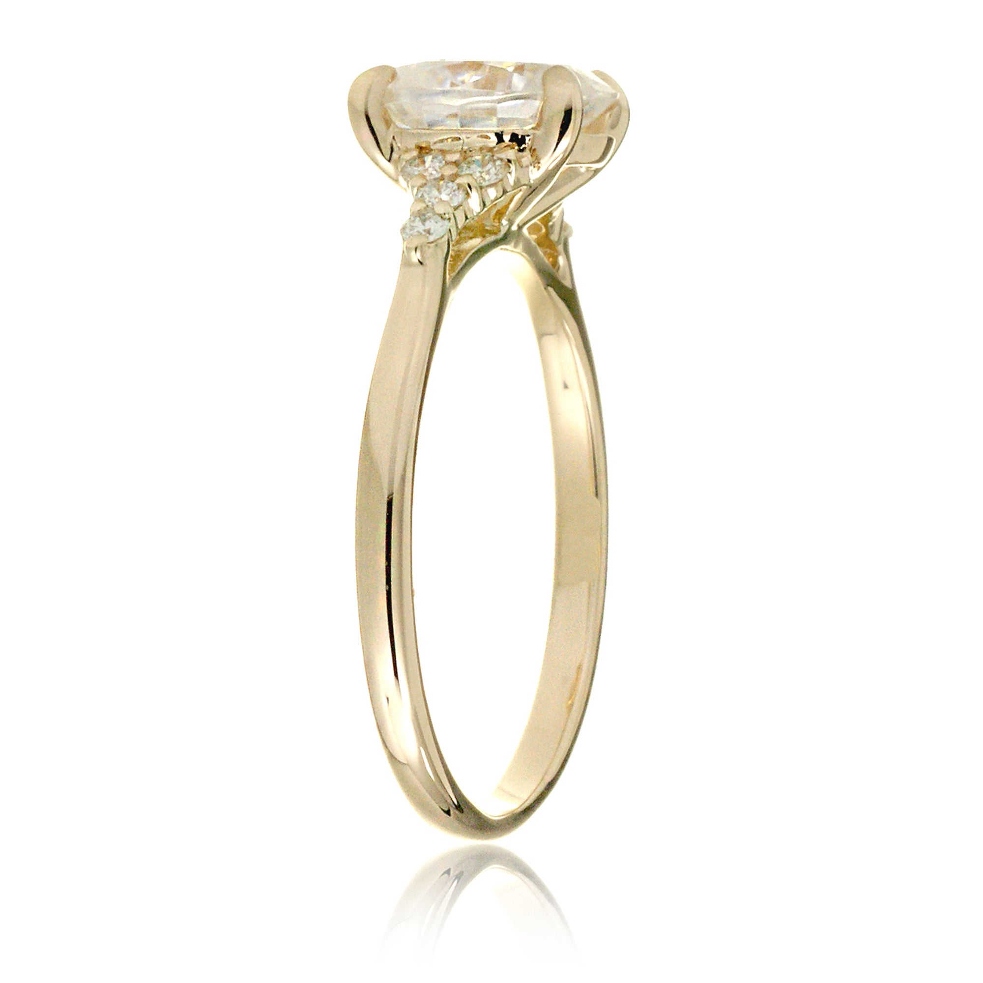 Oval diamond ring in yellow gold with side diamonds lab-grown - the Chloe ring