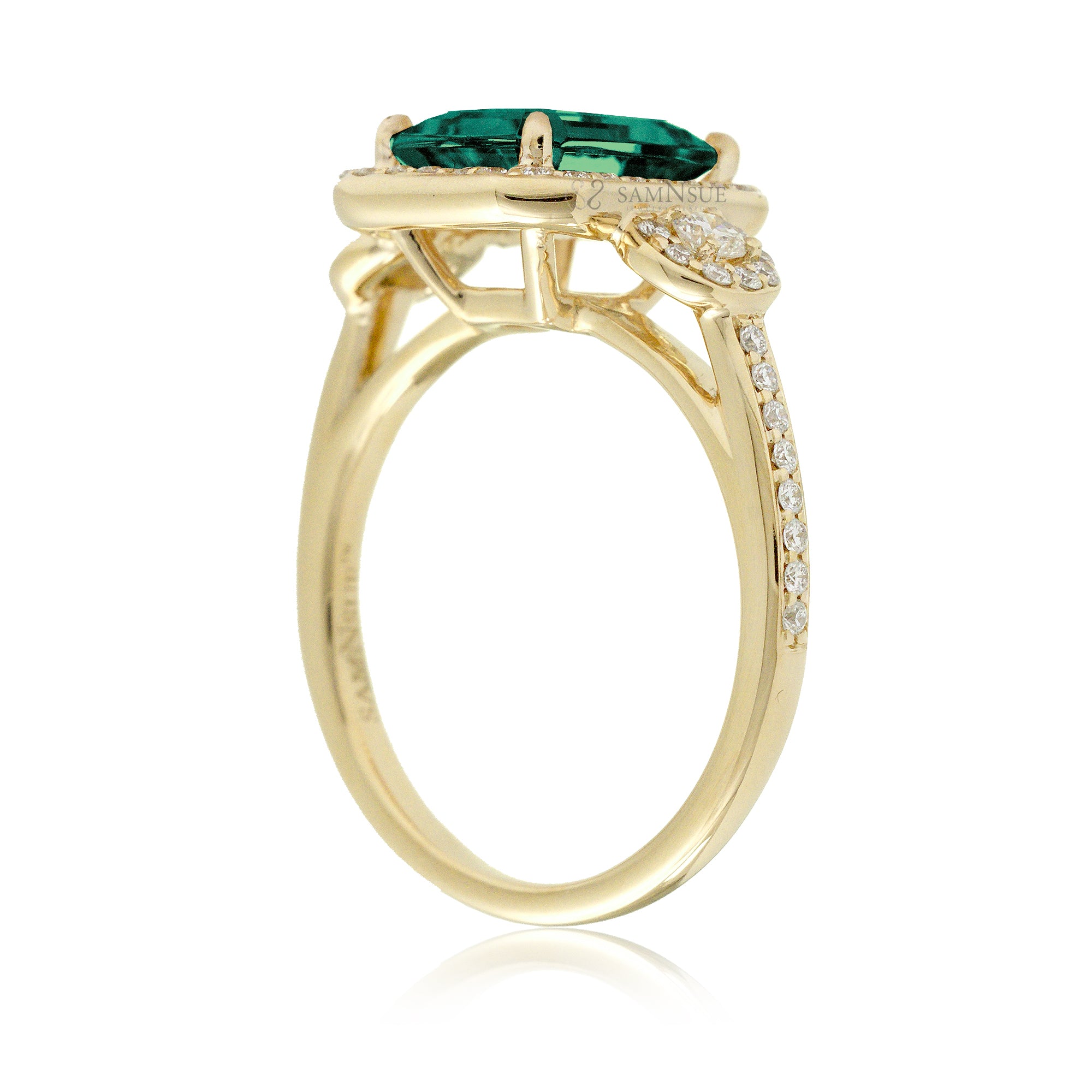 Elegant Emerald Engagement Ring – Halo Setting with Diamonds