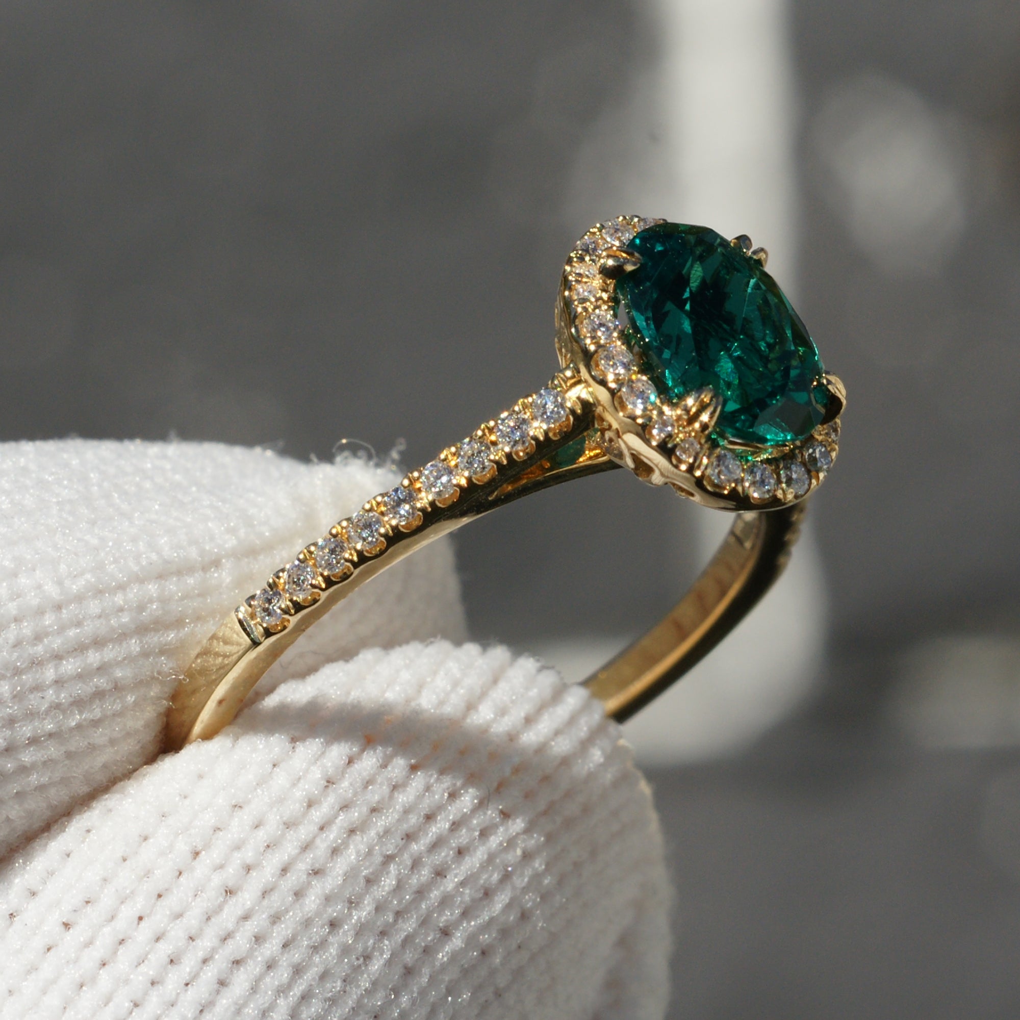 Emerald and diamond ring 18k gold Clearance
