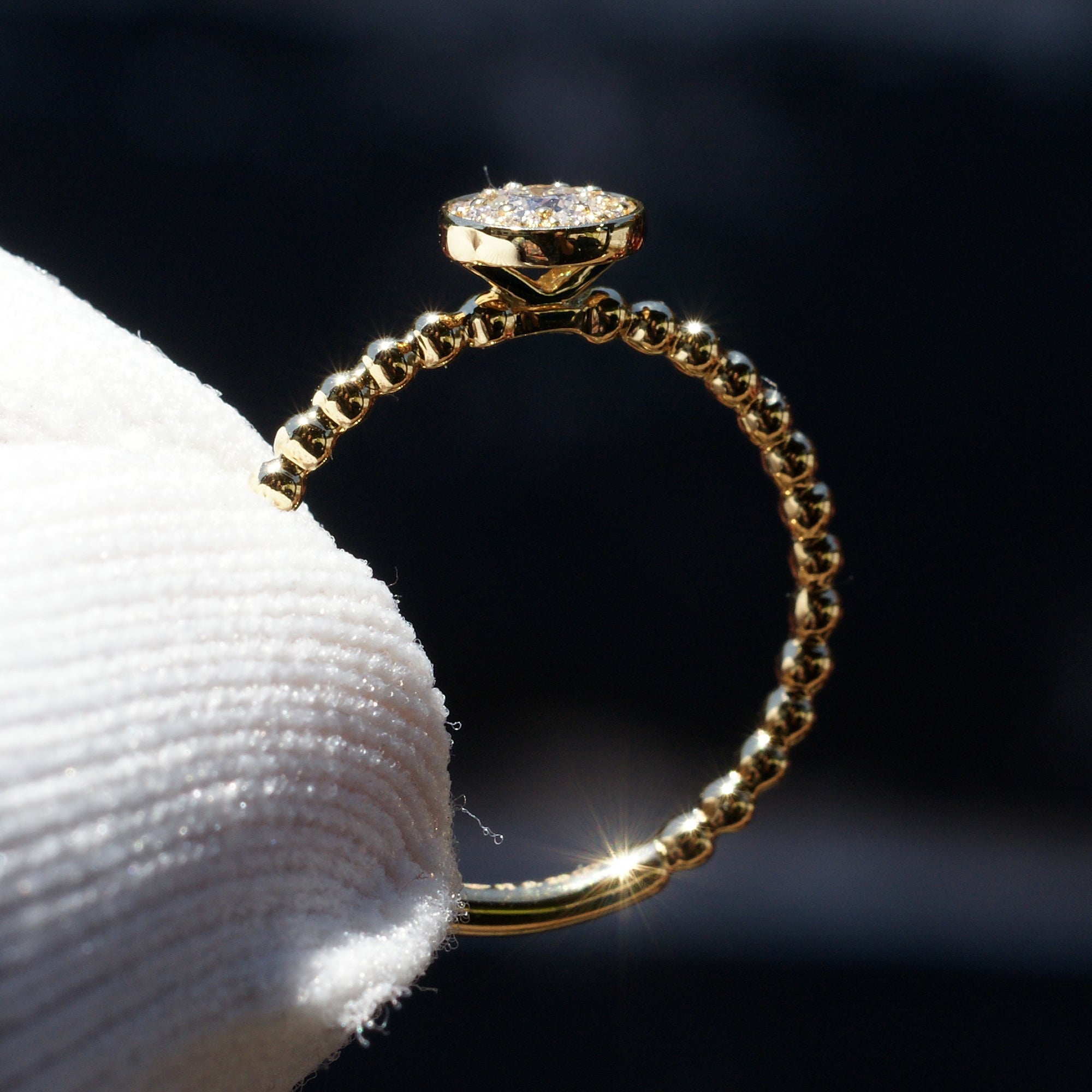 The pearlee round diamond cluster ring in yellow gold golden beaded band