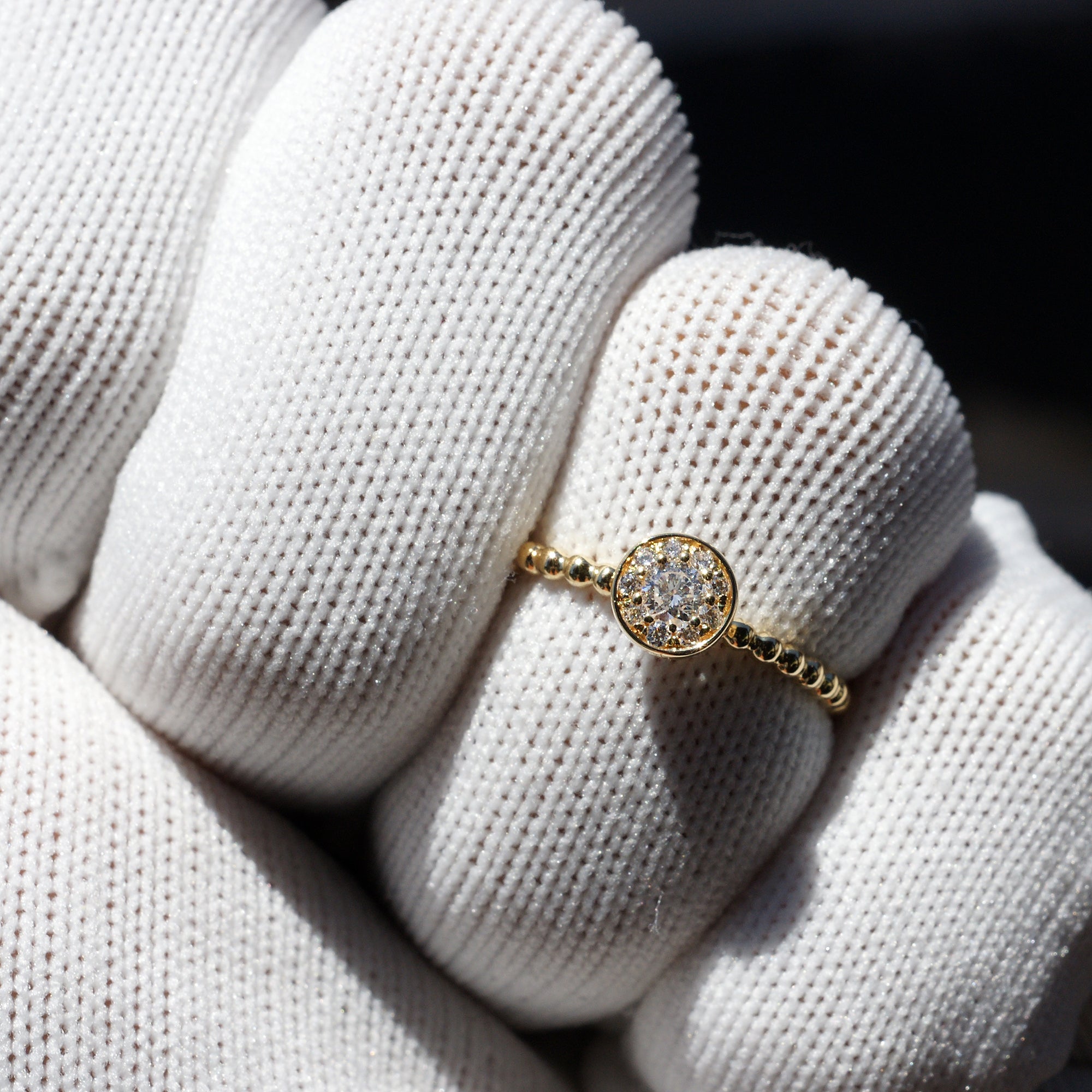 The pearlee round diamond cluster ring in yellow gold golden beaded band