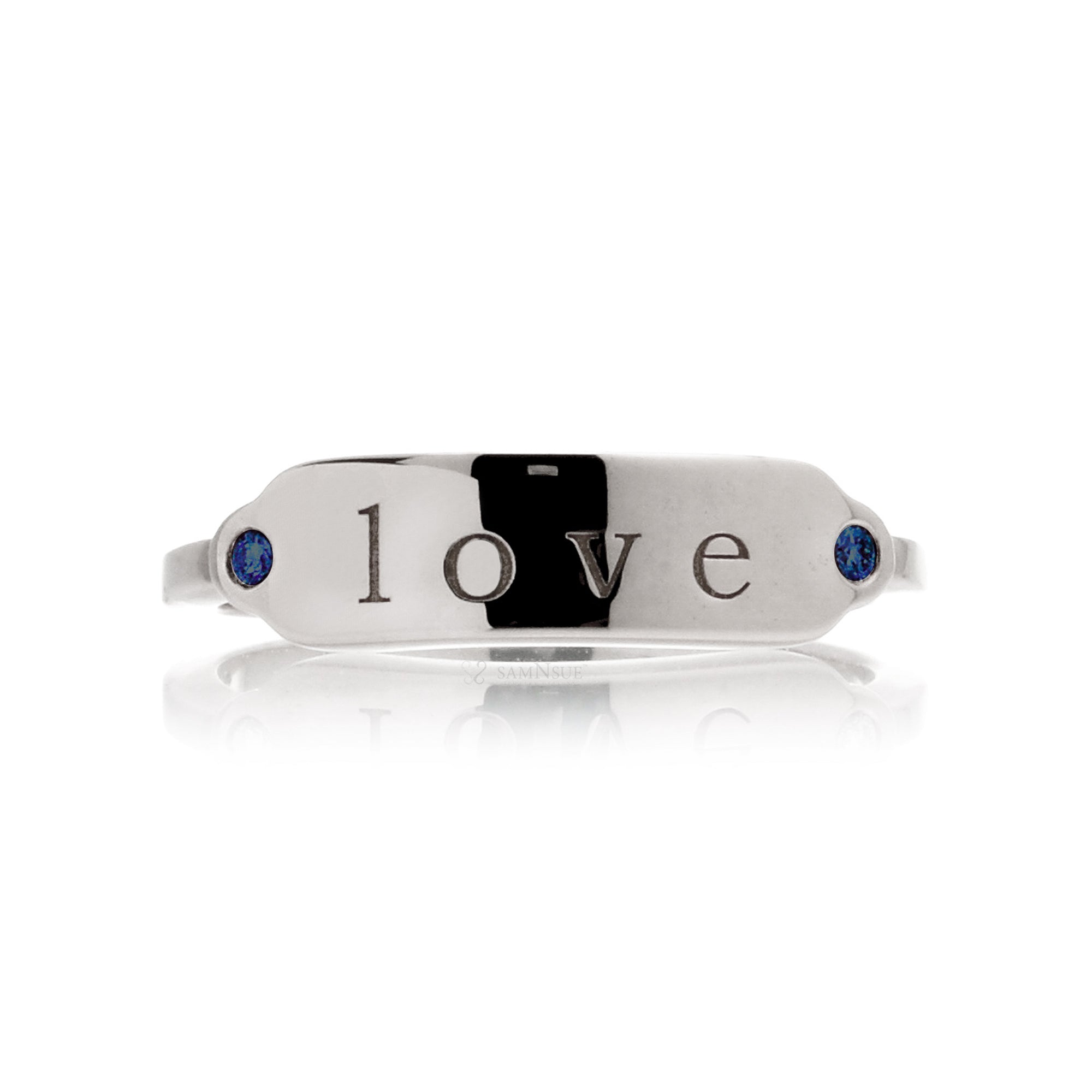 Signet engravable ring with sapphire on white gold