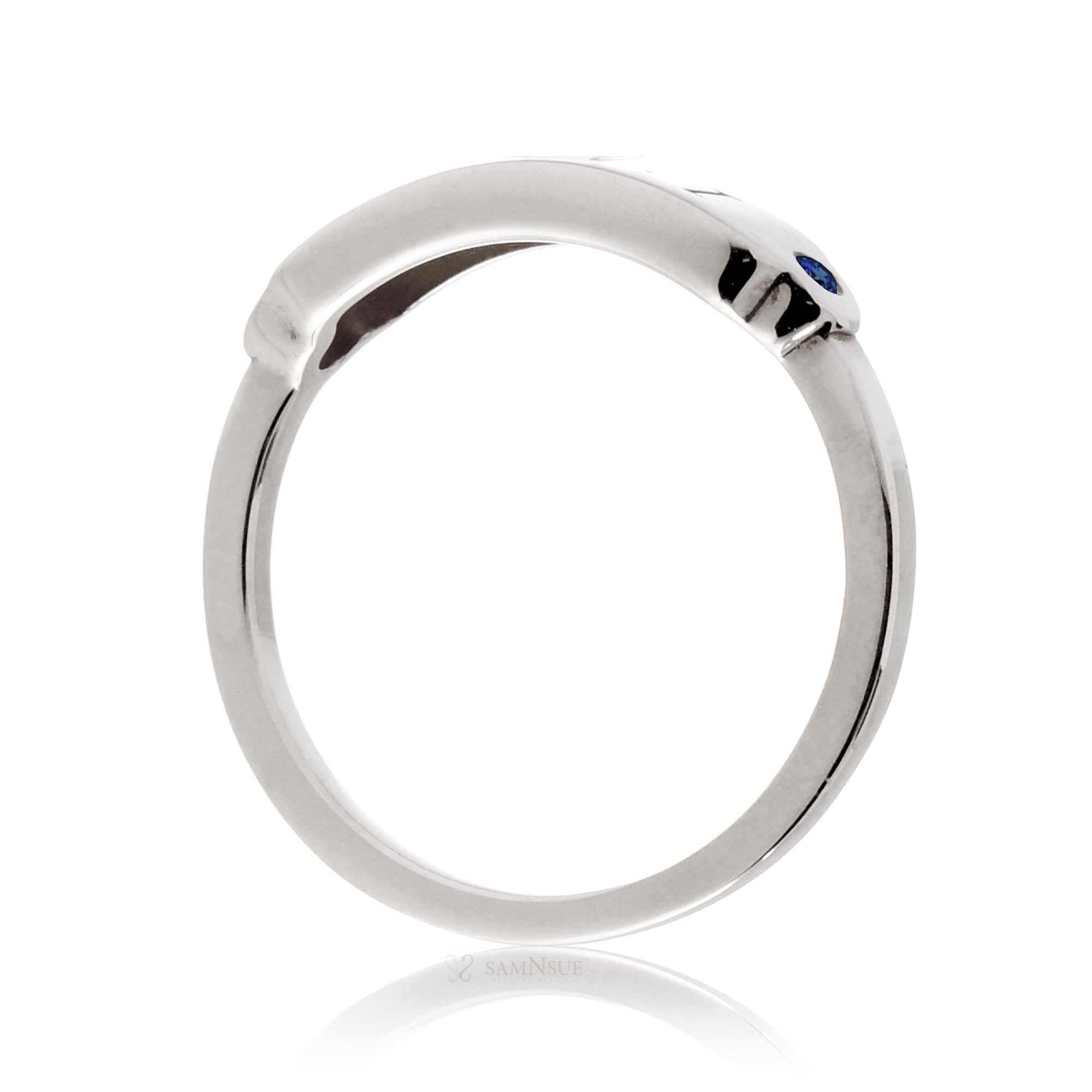 Signet engravable ring with sapphire on white gold