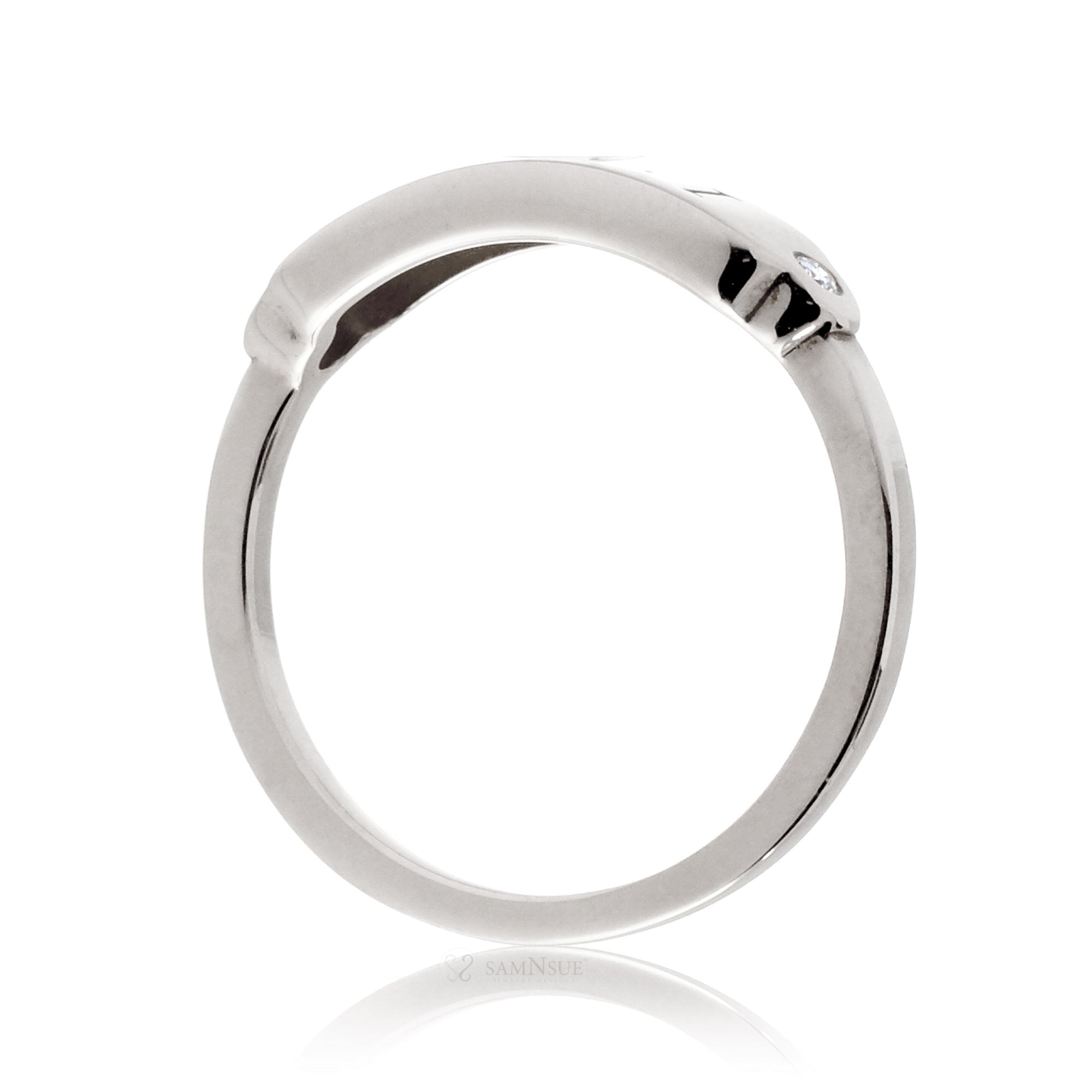 Signet engravable ring with diamond on white gold
