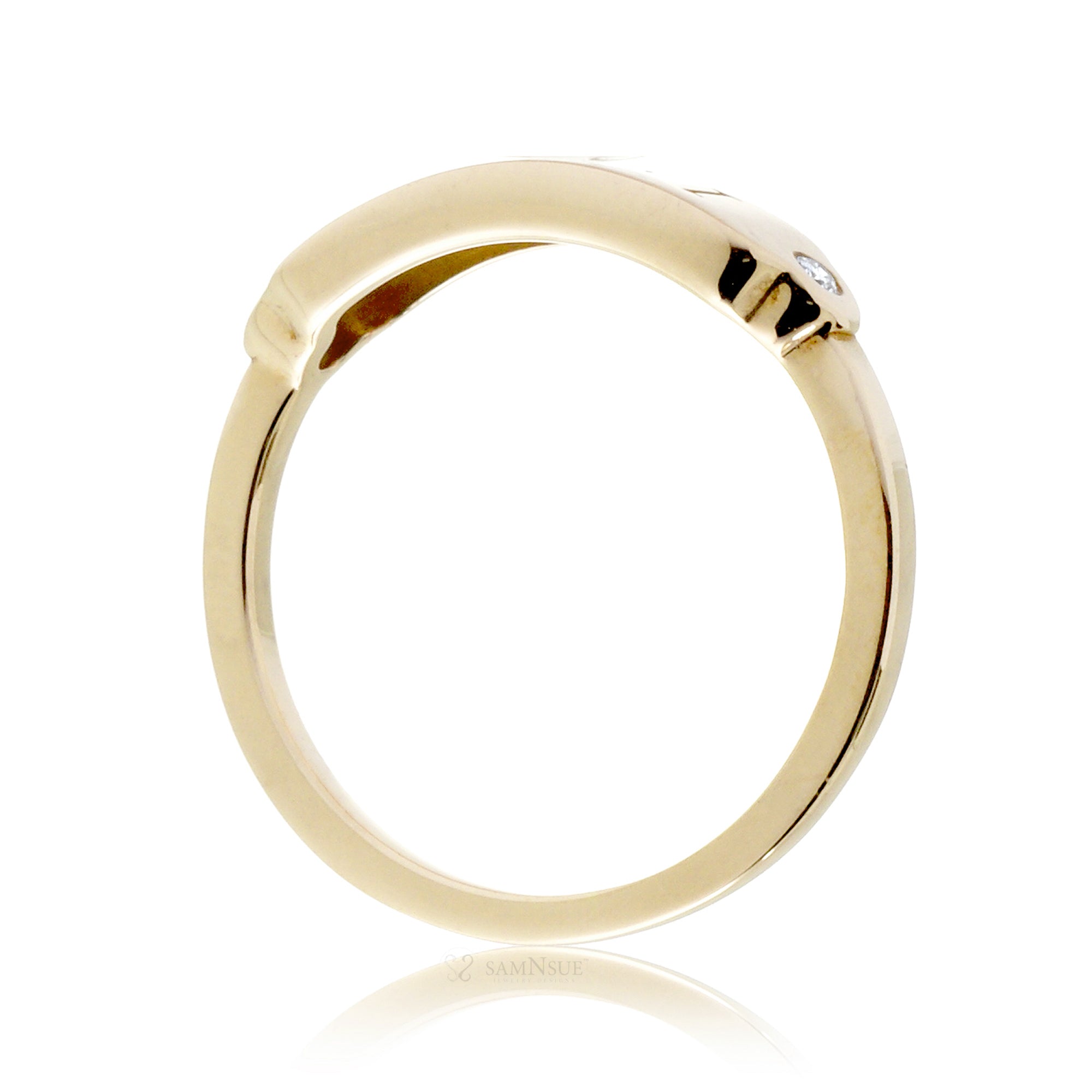 Signet engravable ring with diamond on yellow gold