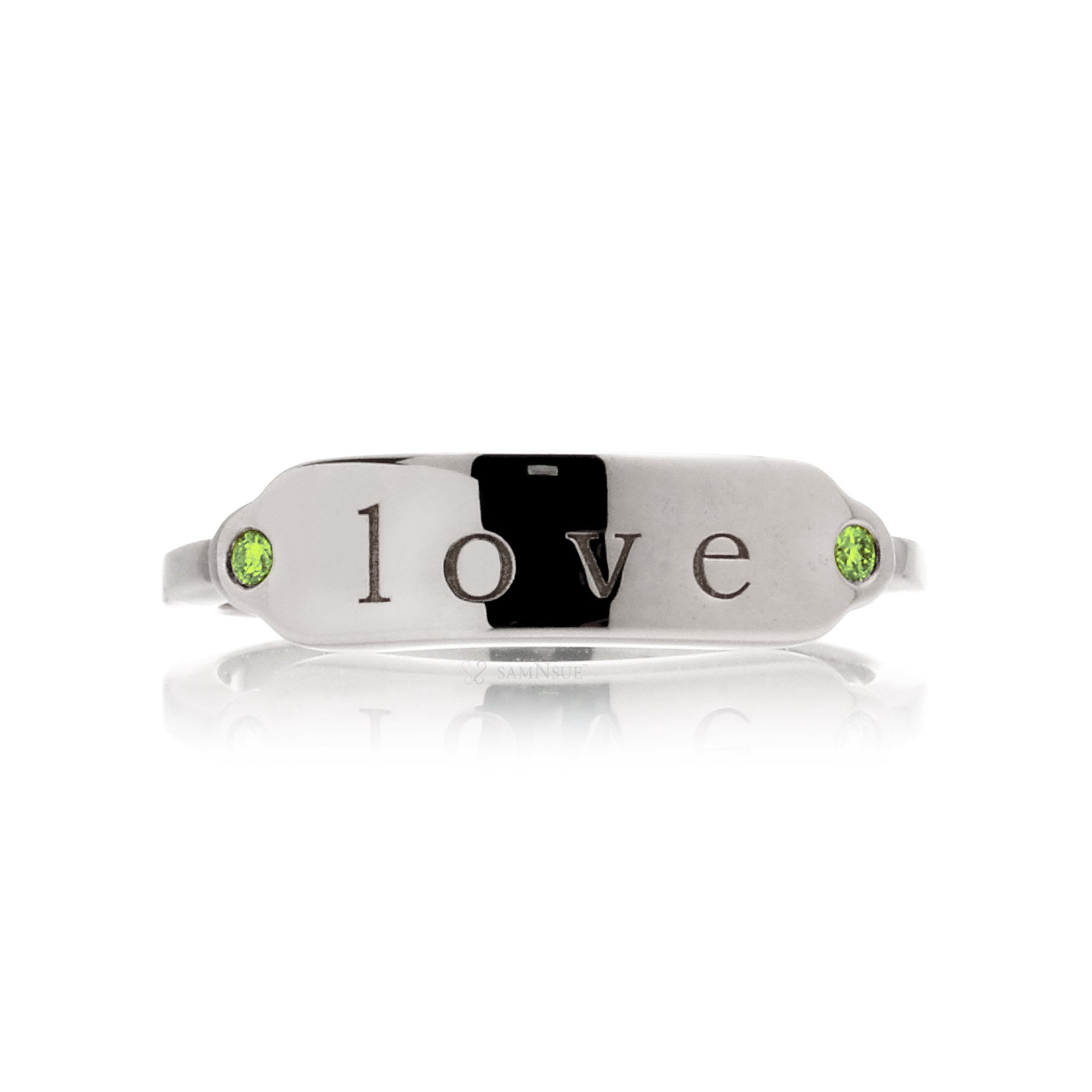 Signet engravable ring with peridot on white gold