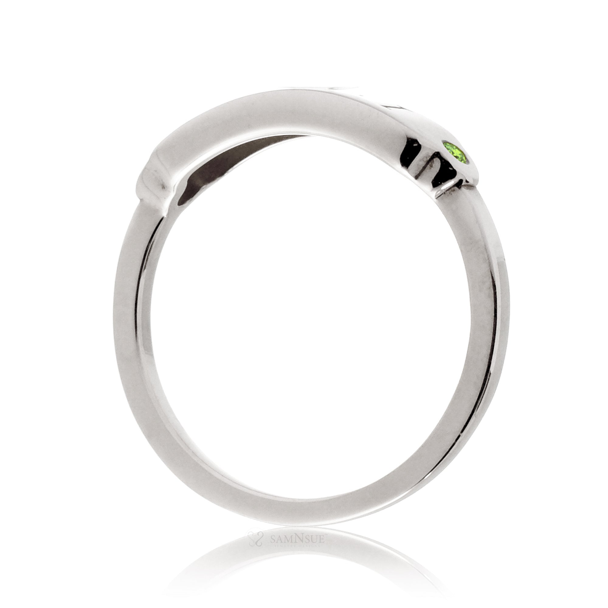 Signet engravable ring with peridot on white gold