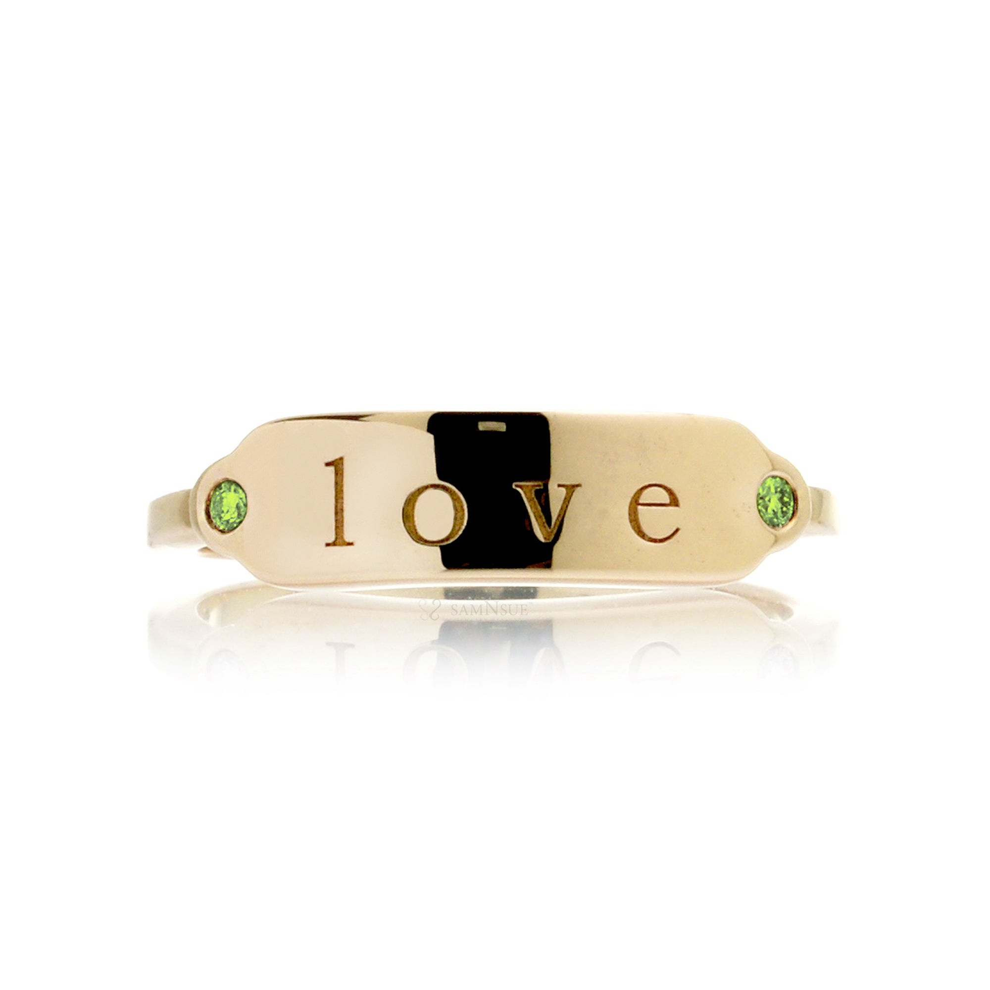Signet engravable ring with peridot on yellow gold