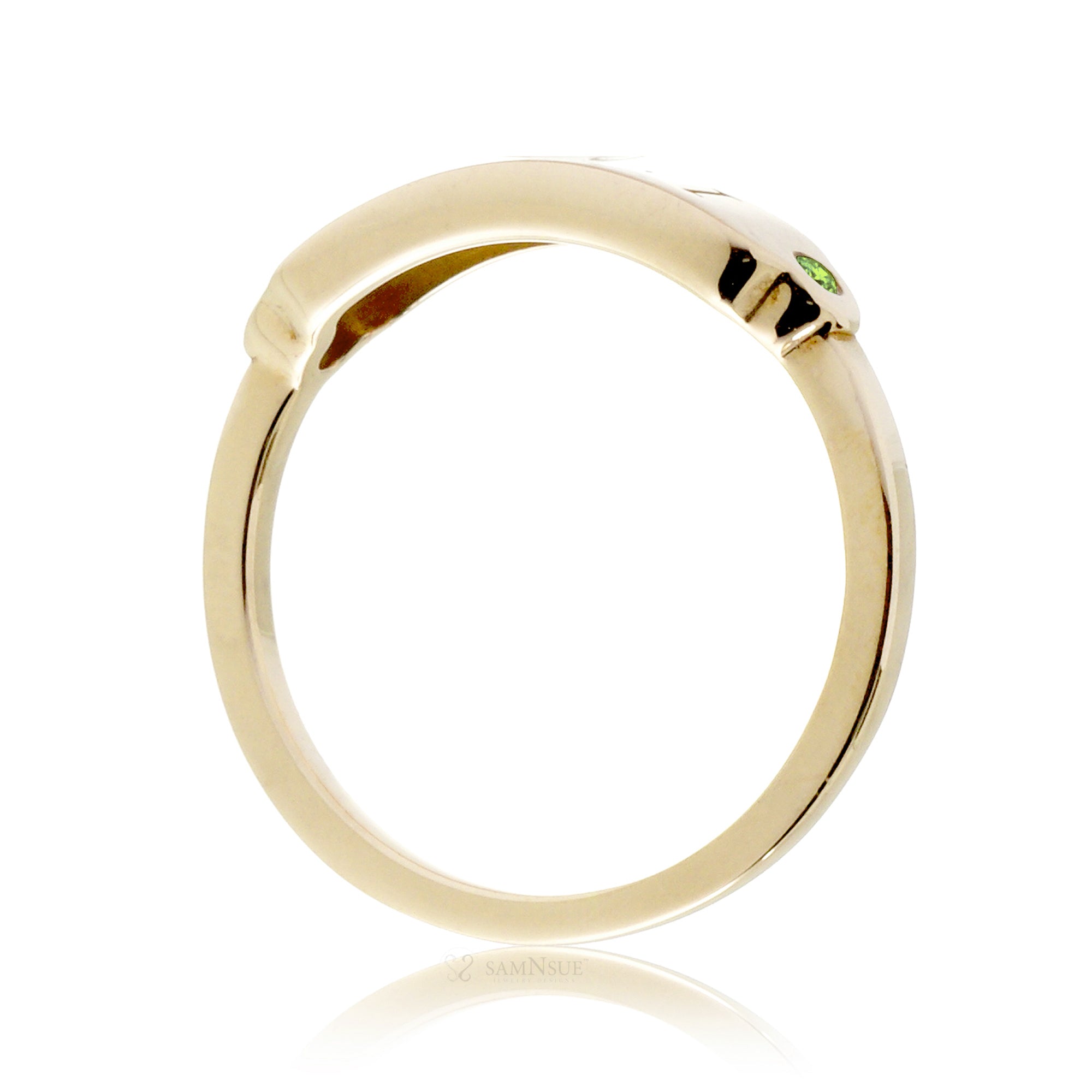 Signet engravable ring with peridot on yellow gold