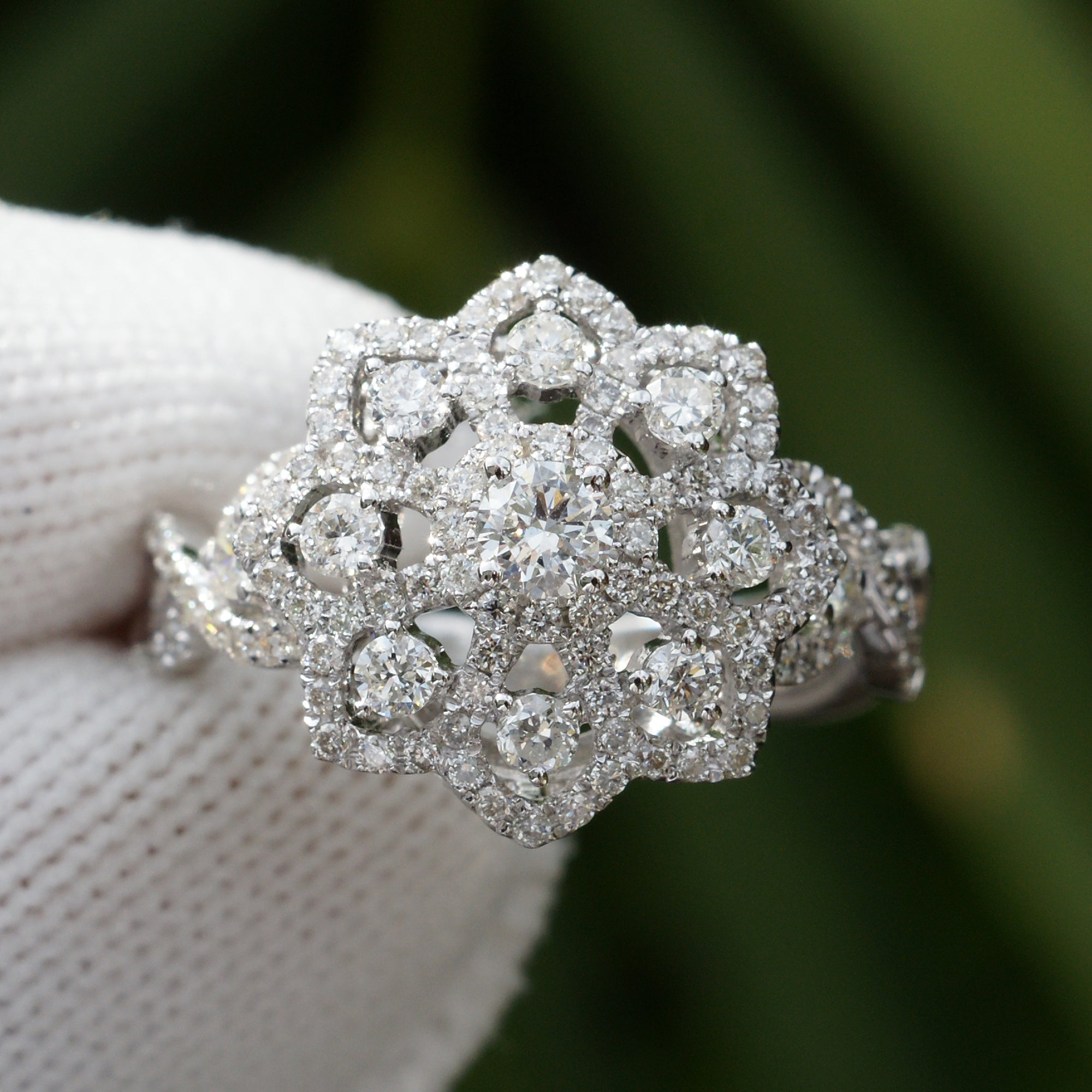 The Snow Flake Diamond Ring With Twist Band