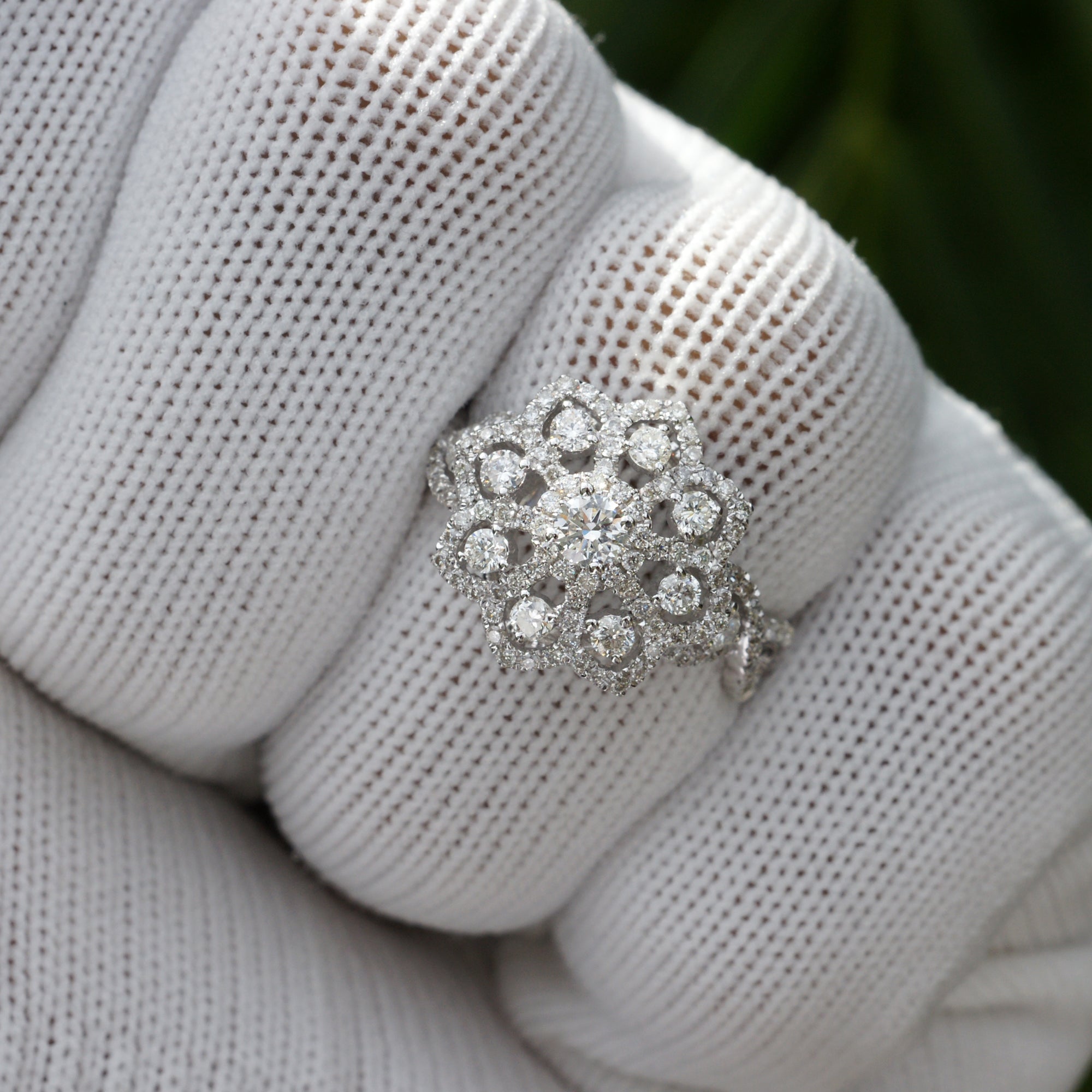 The Snow Flake Diamond Ring With Twist Band