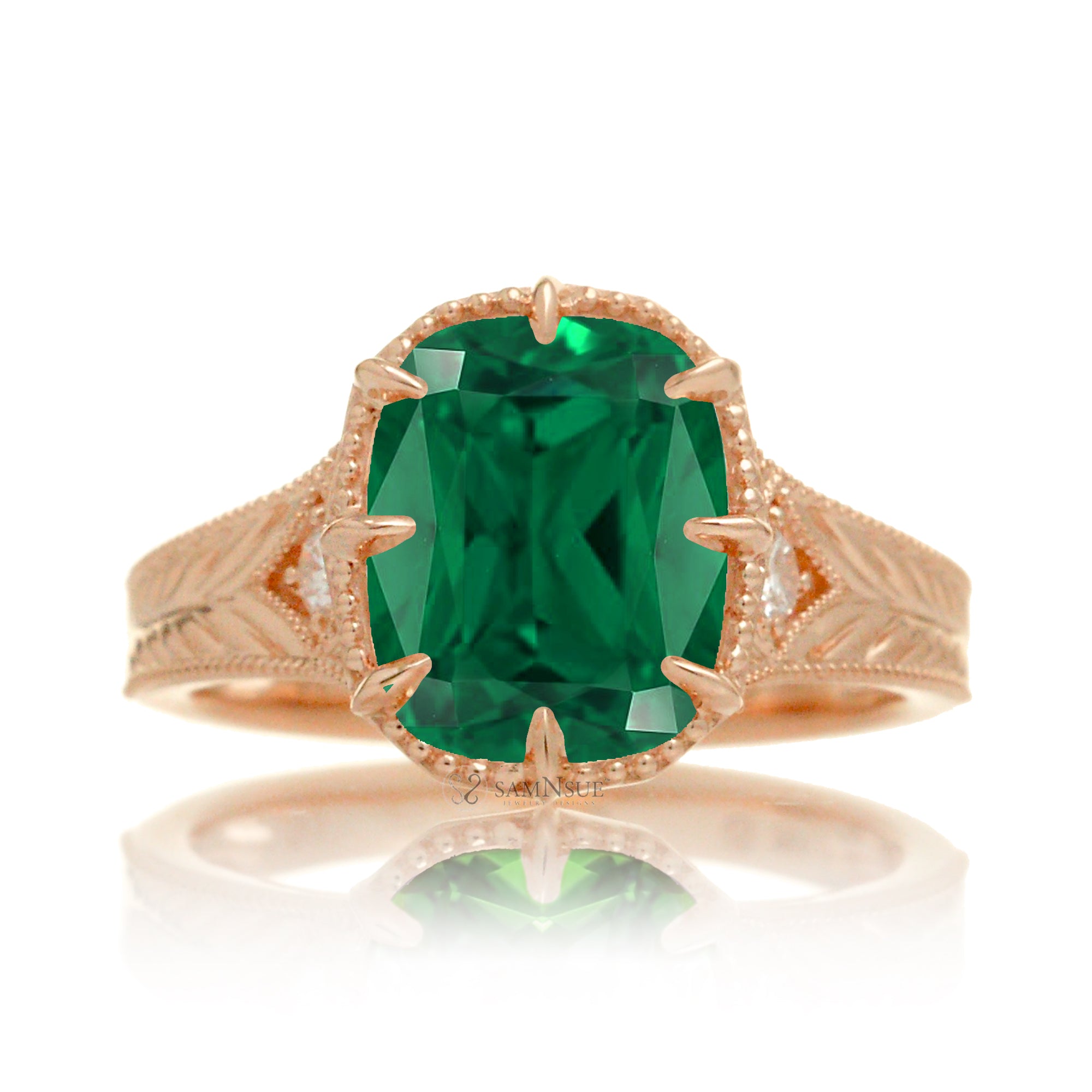 This heirloom-style ring showcases a cushion-shaped emerald. The warm rose gold setting, paired with intricate engraving, creates a romantic design reminiscent of old-world glamour.