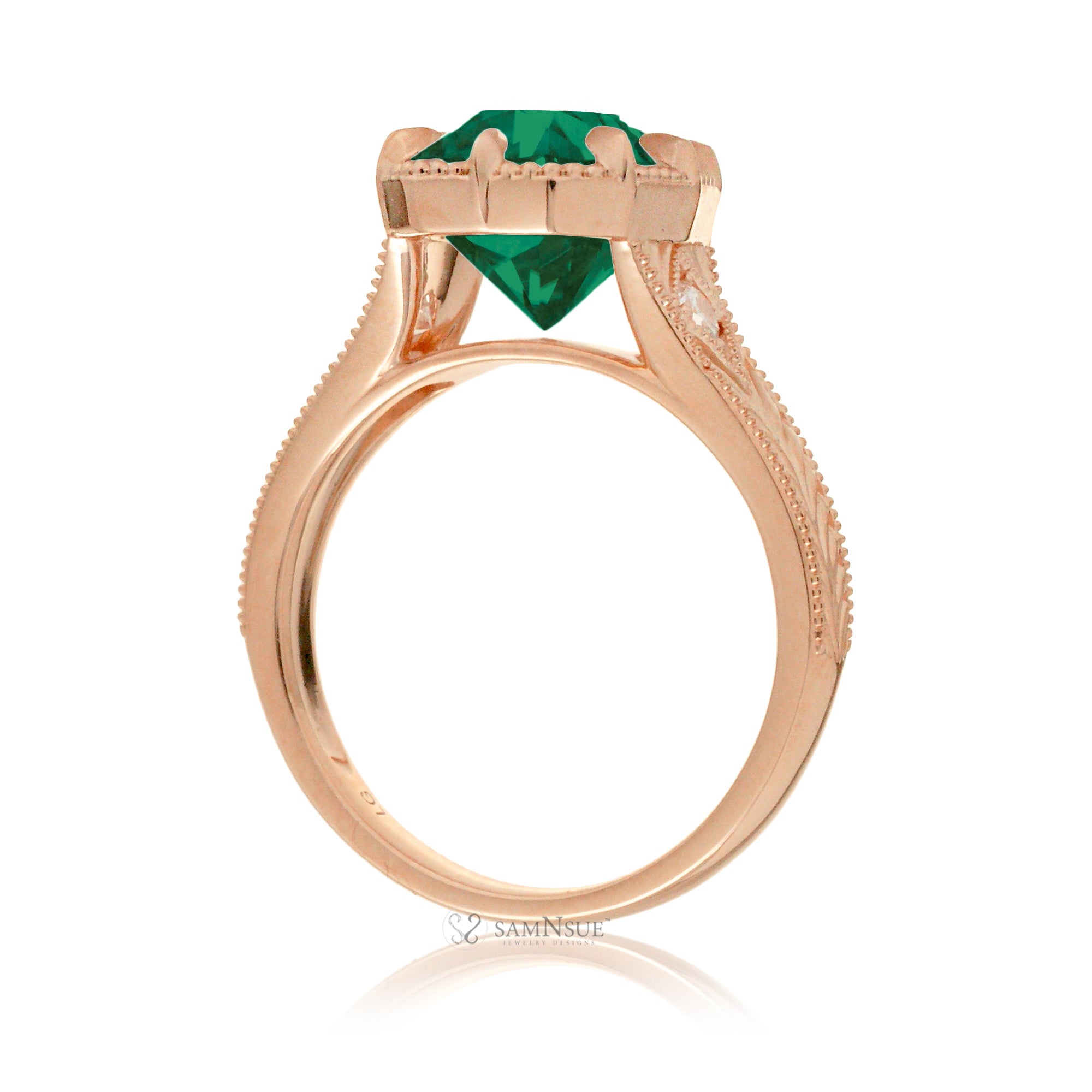 This heirloom-style ring showcases a cushion-shaped emerald. The warm rose gold setting, paired with intricate engraving, creates a romantic design reminiscent of old-world glamour.