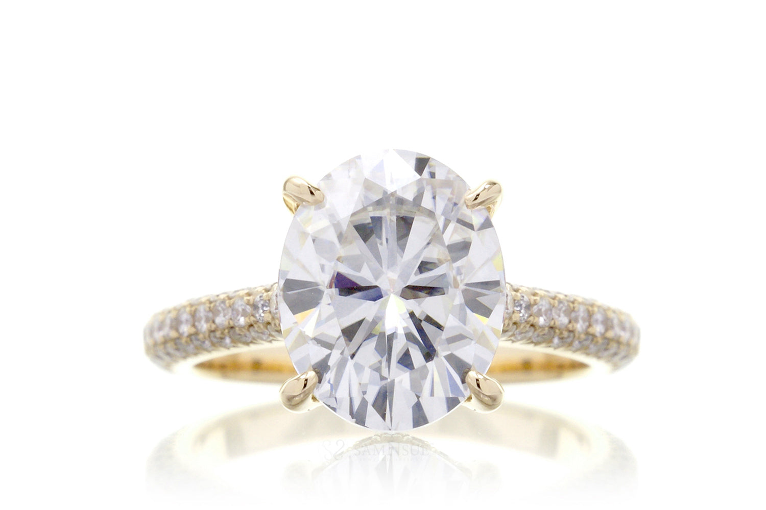 The Starlight Oval Moissanite