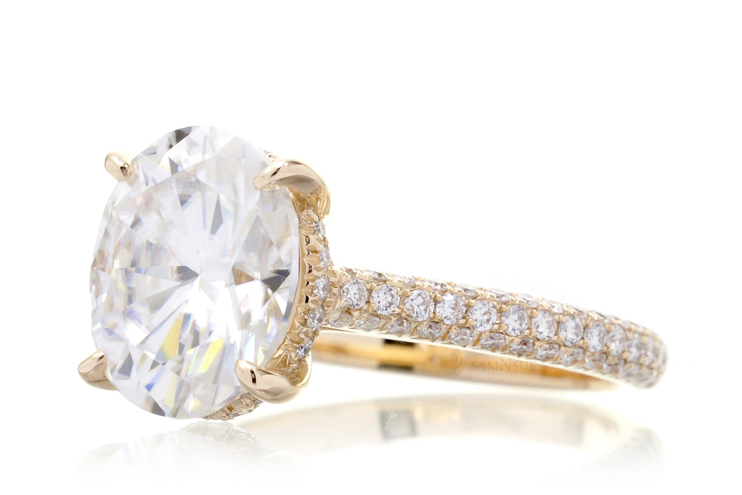The Starlight Oval Moissanite
