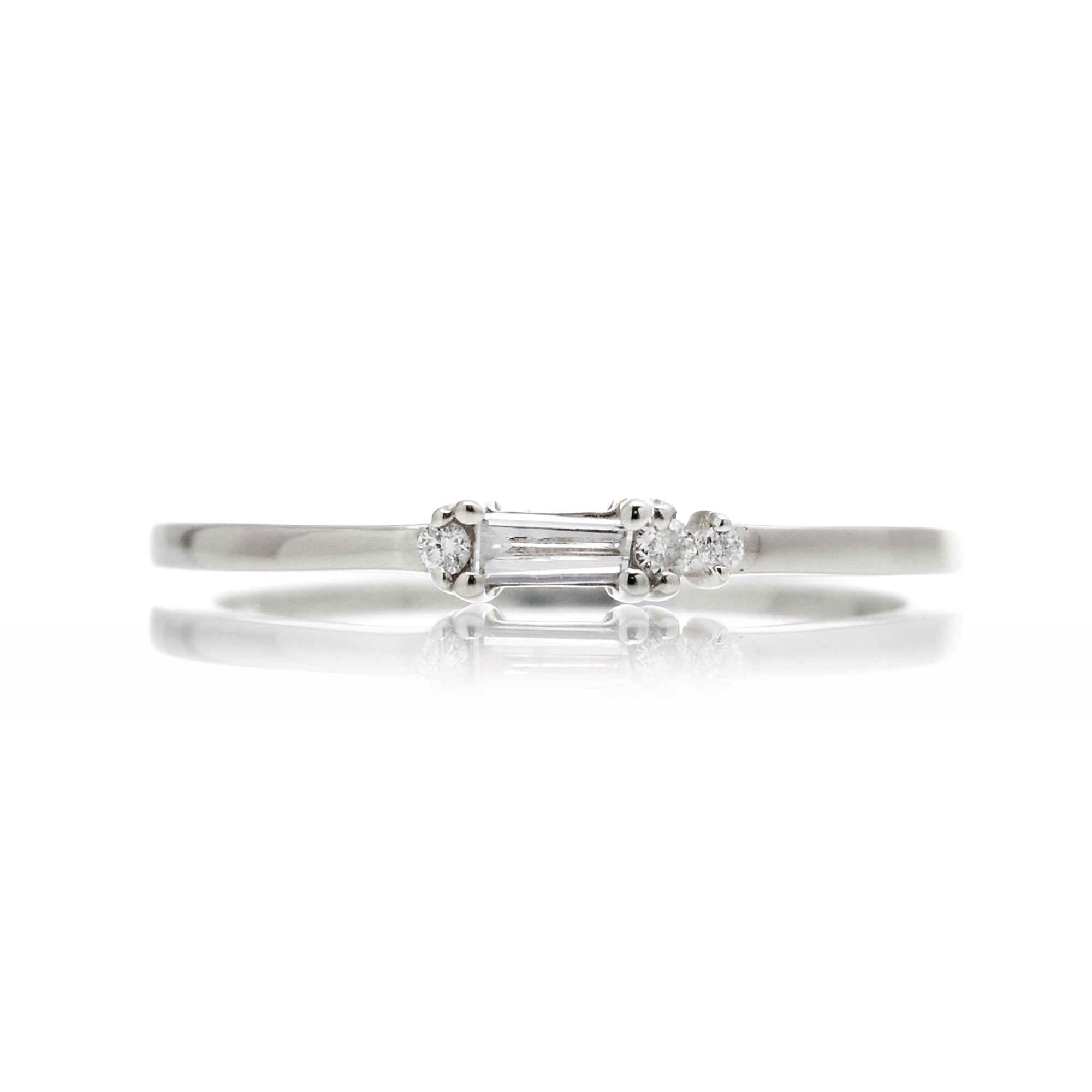 The Agnès Minimalist Diamond Band