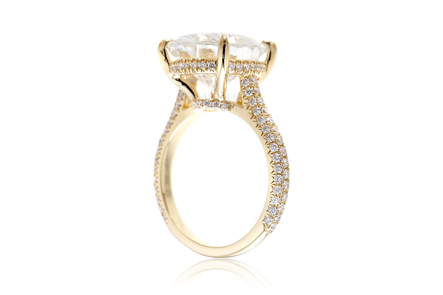 The Starlight Oval Moissanite