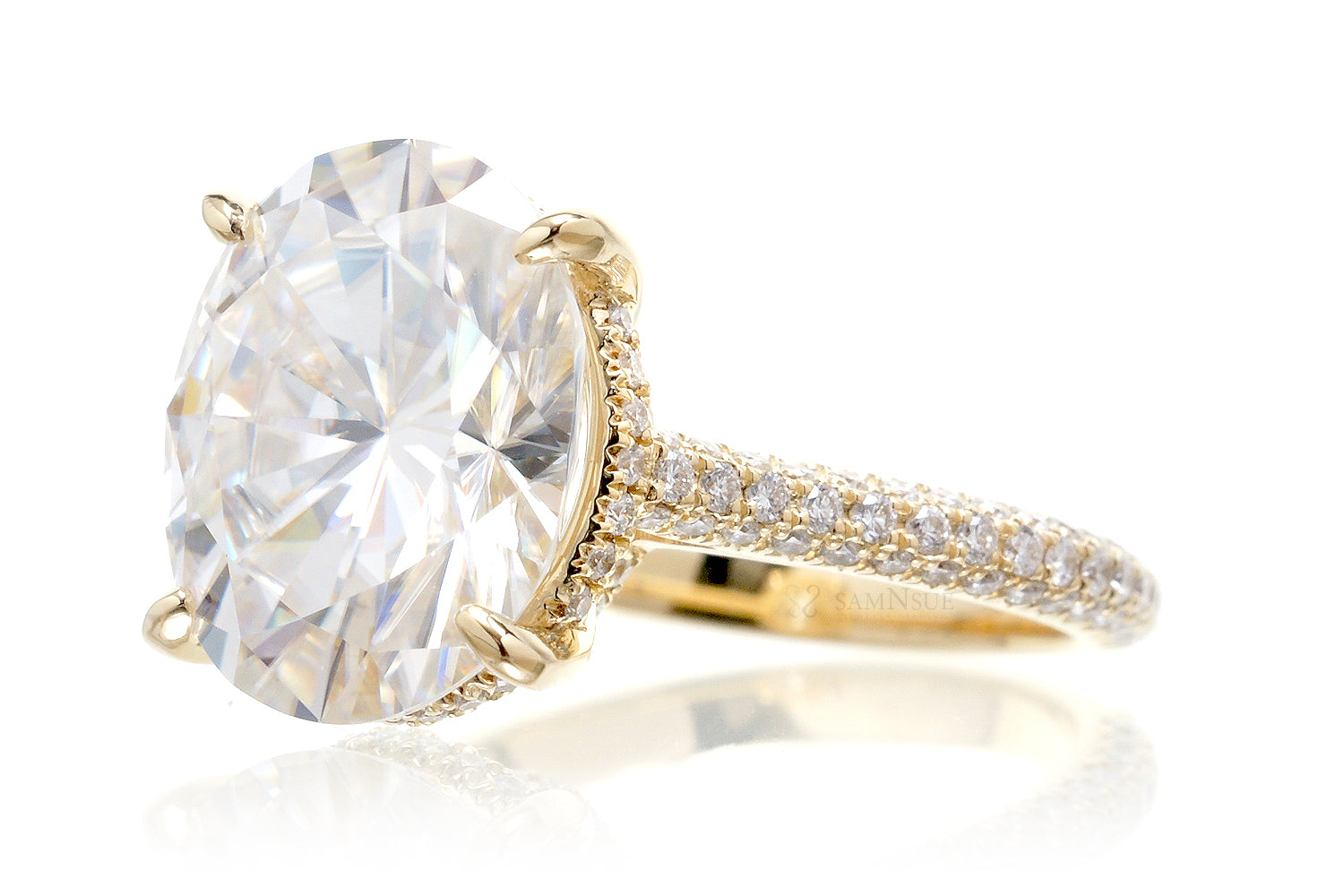 The Starlight Oval Moissanite