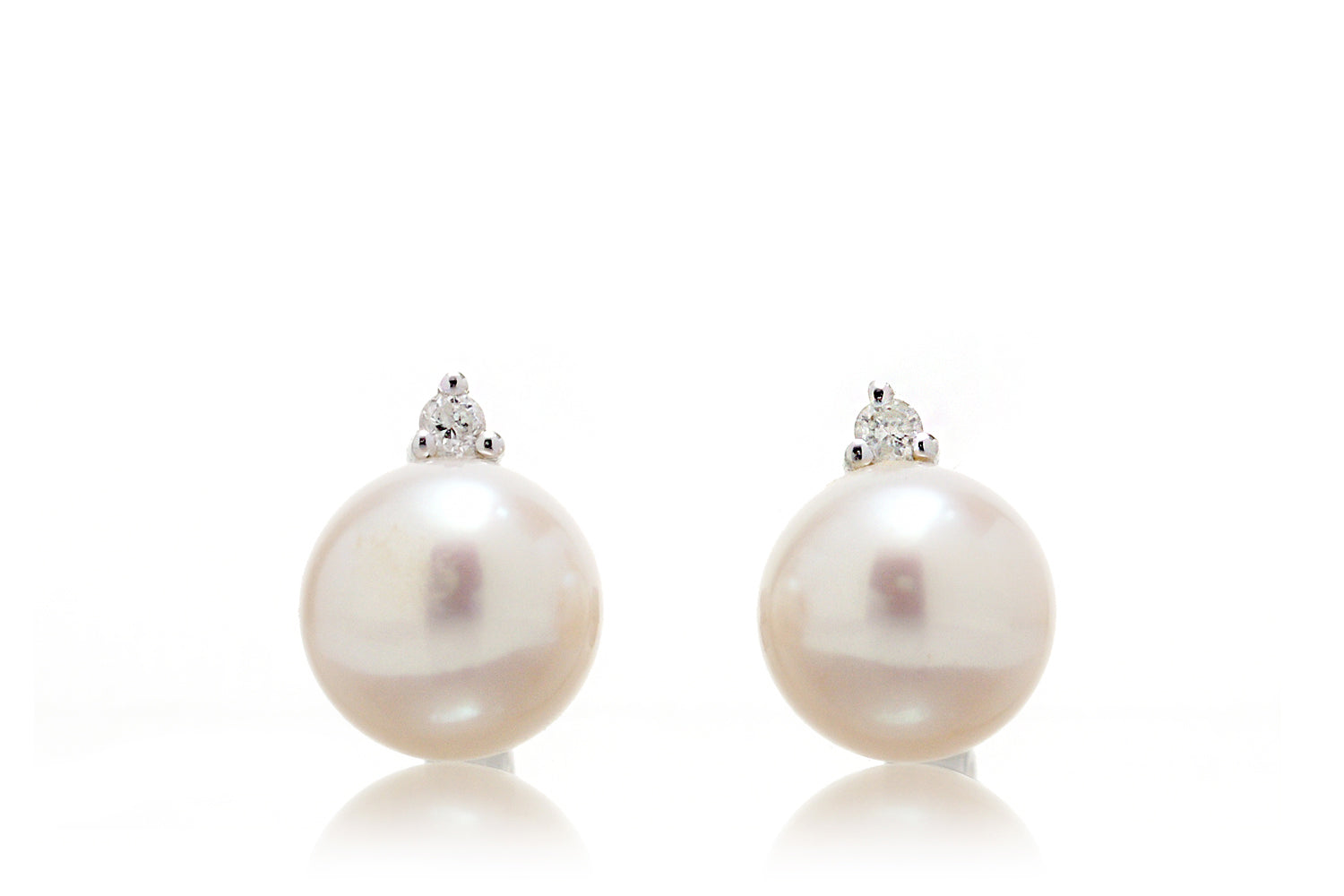 The Kichi Pearl Stud Earrings (6.5mm)