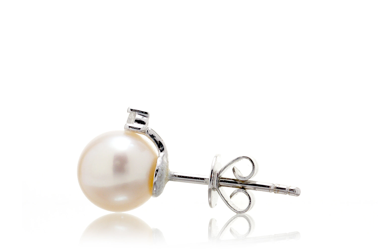 The Kichi Pearl Stud Earrings (6.5mm)