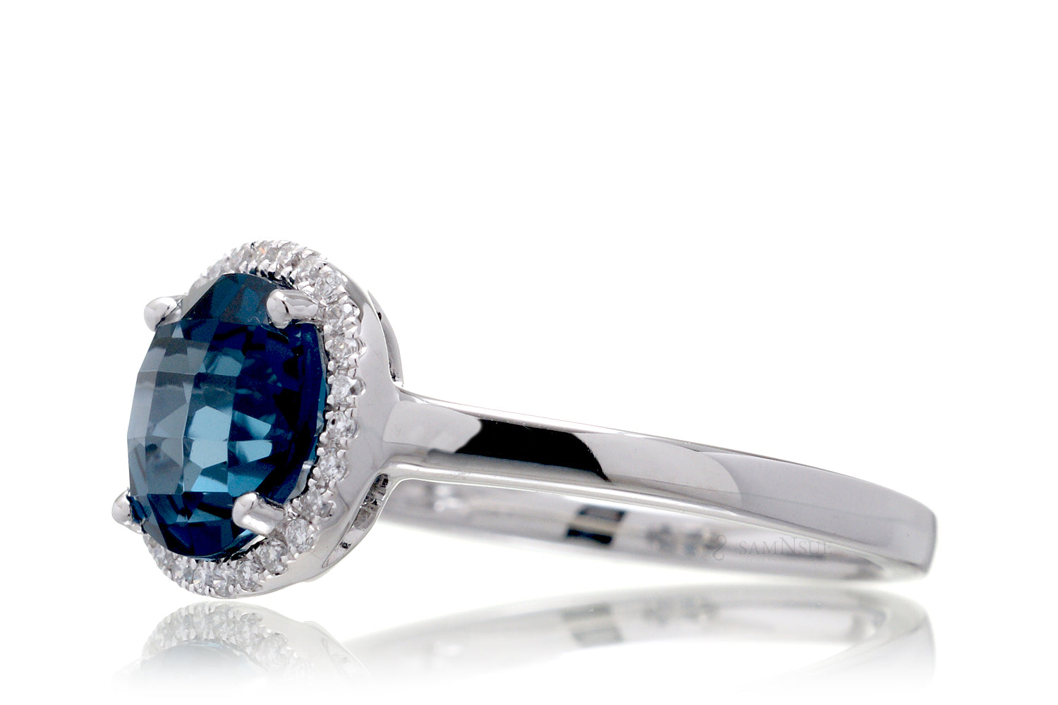 The Ophelia Round London Blue Topaz (7mm)