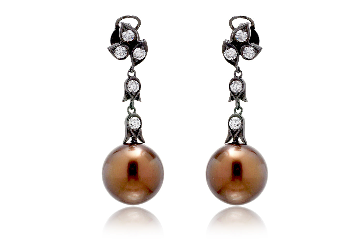 The Tita Pearl Dangle Earrings (13mm)