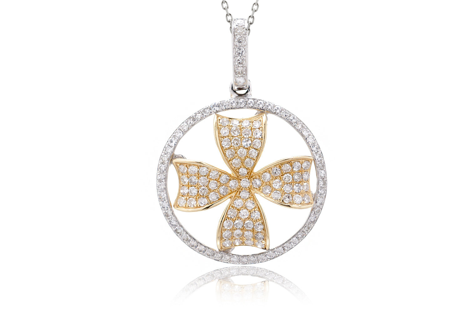 The Clover In Circle Diamond Pendant