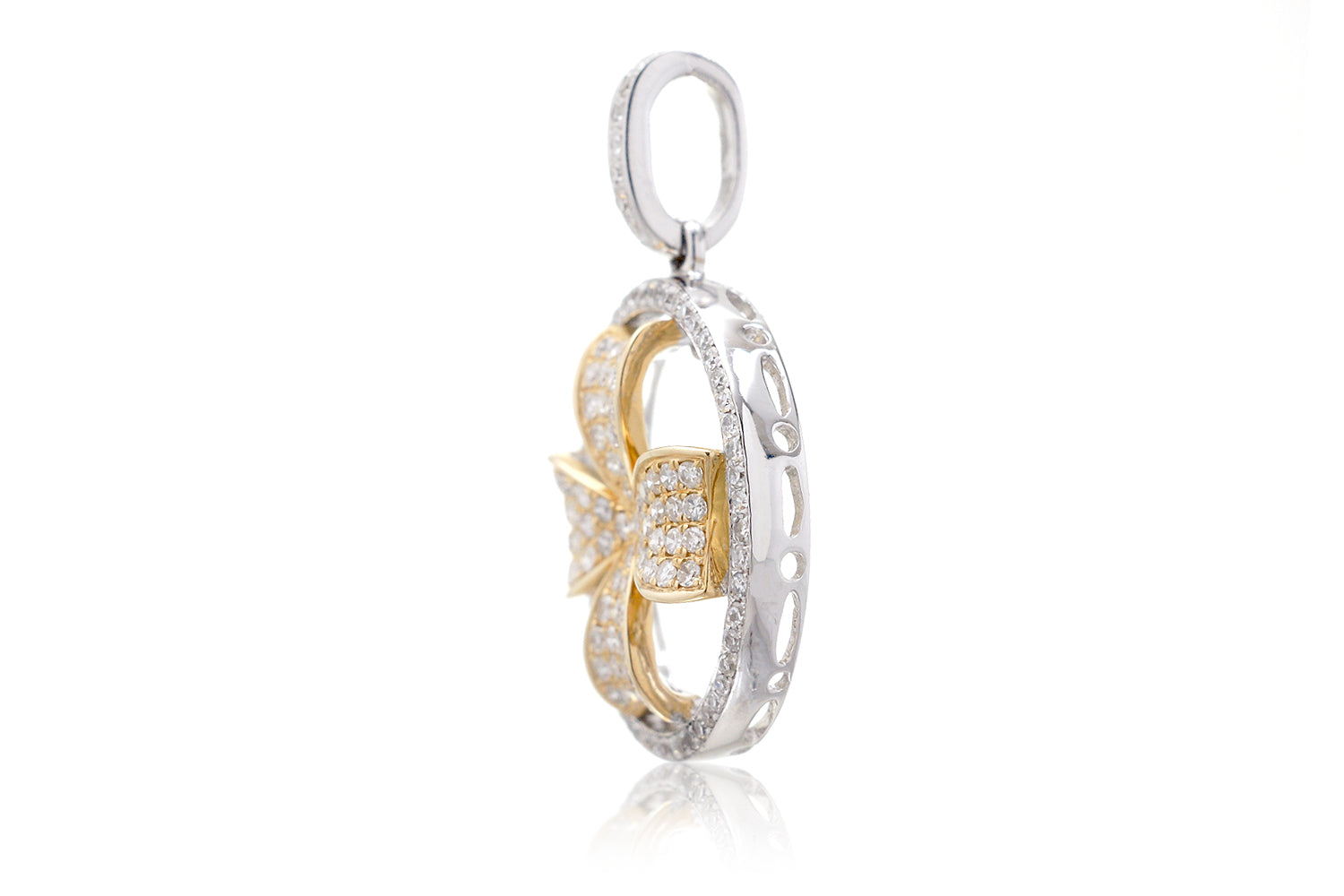 The Clover In Circle Diamond Pendant